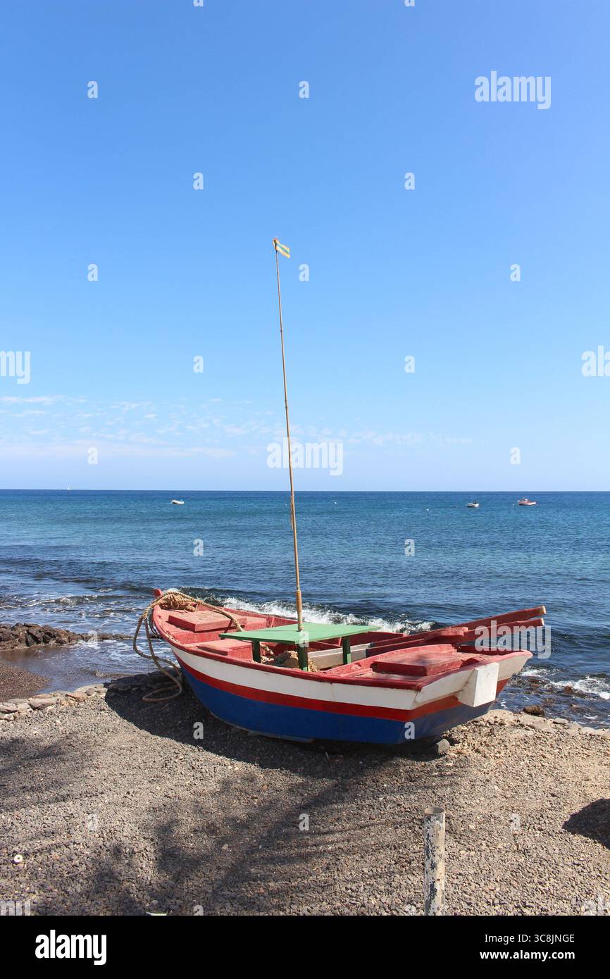Tranquilla Playa Quemada a Lanzarote, Isole Canarie, con una spiaggia tranquilla, viste panoramiche e affascinanti ristoranti sul mare. Foto Stock