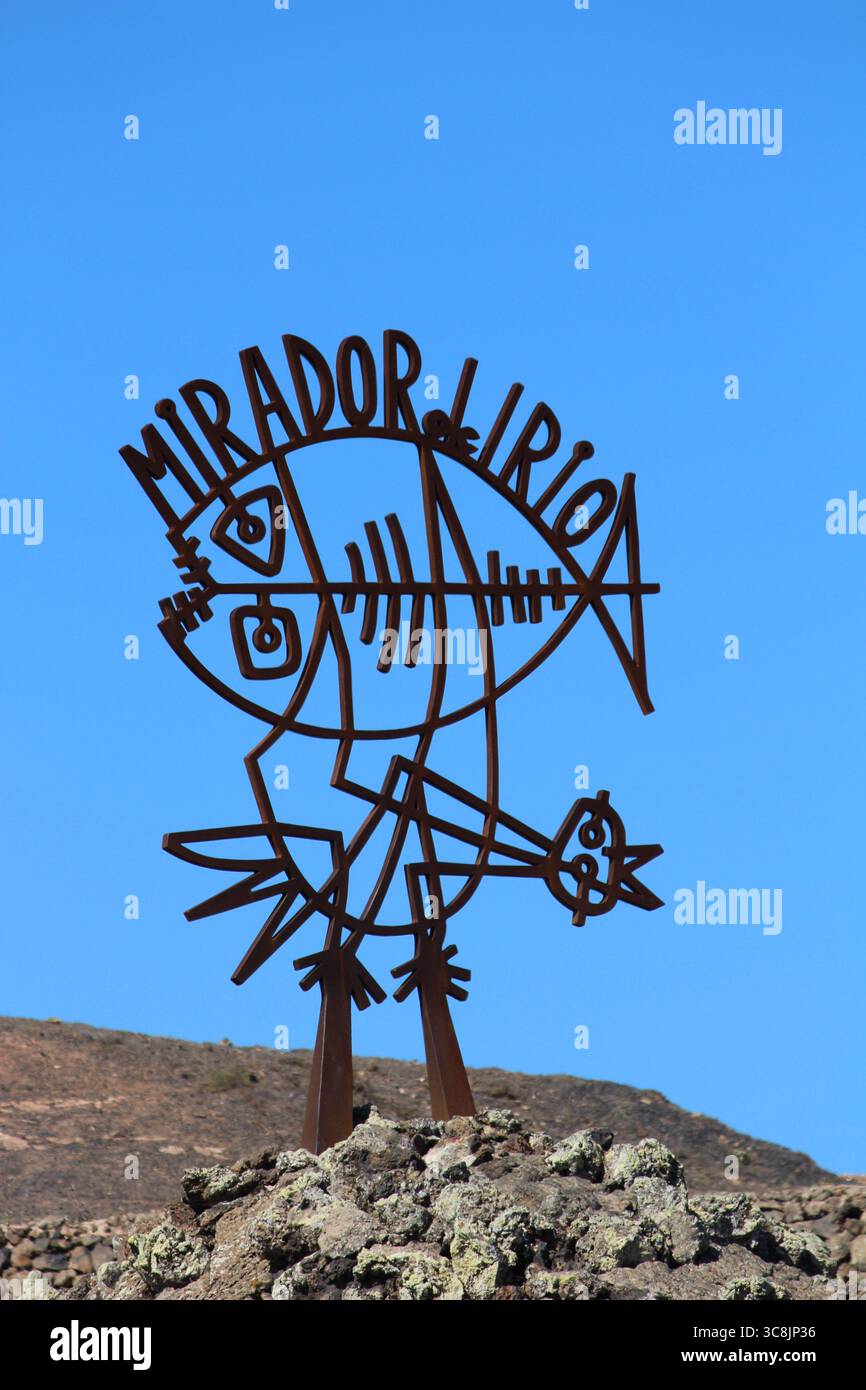 Scultura in filo metallico di César Manrique al Mirador del Río, Lanzarote, Isole Canarie, con un vivace cielo blu sullo sfondo. Foto Stock