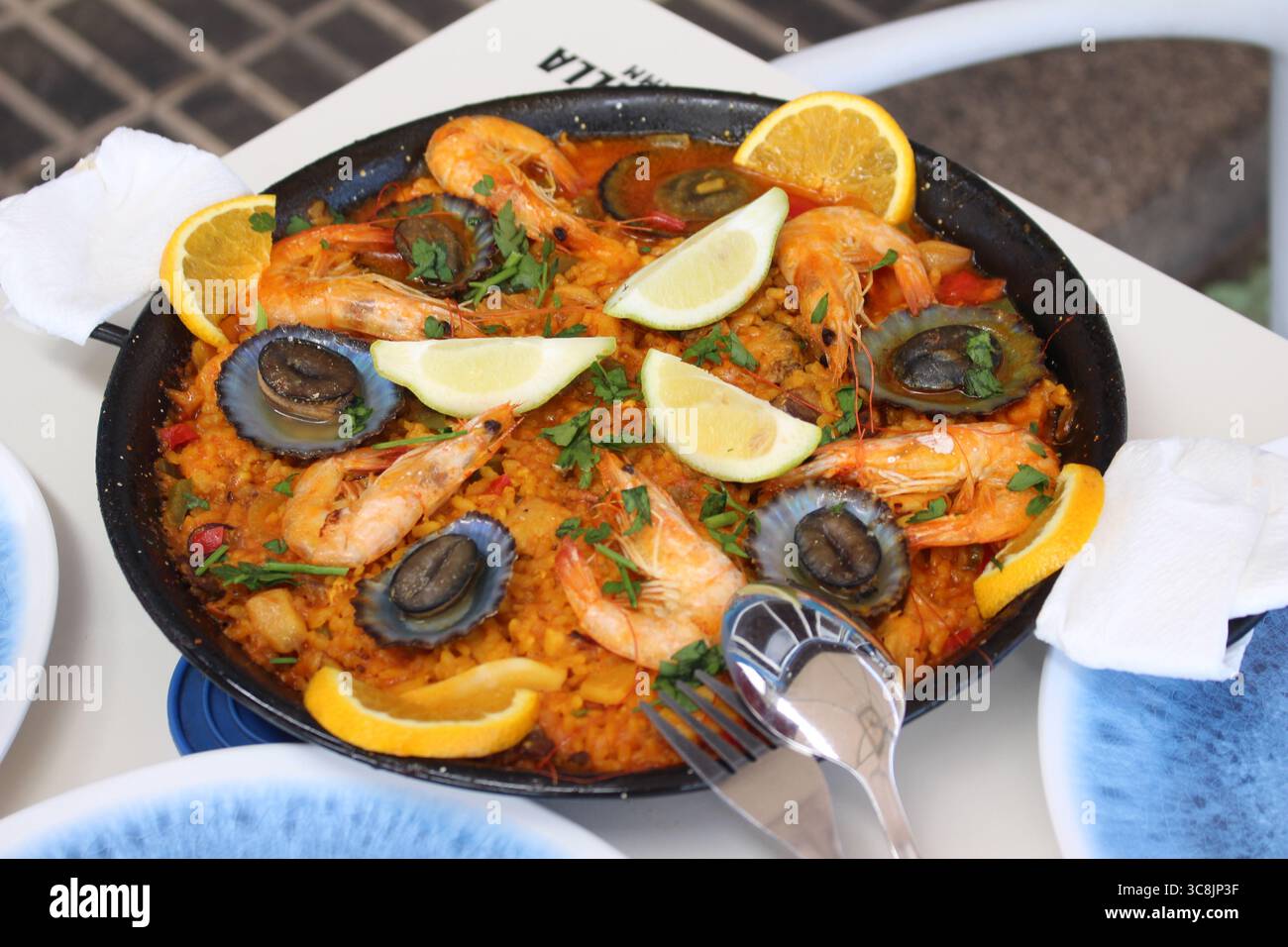 Paella di pesce con laccetti e limone, piatto tradizionale delle Canarie servito a Lanzarote, Isole Canarie, Spagna. Foto Stock