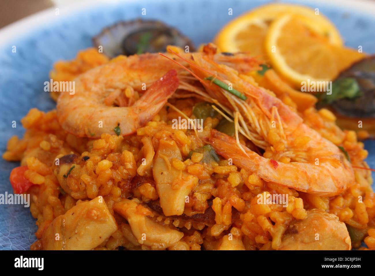 Paella di pesce con laccetti e limone, piatto tradizionale delle Canarie servito a Lanzarote, Isole Canarie, Spagna. Foto Stock