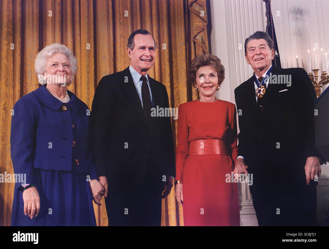 La First Lady statunitense Barbara Bush, il presidente degli Stati Uniti George H.W. Bush, l'ex First Lady Nancy Reagan e l'ex presidente degli Stati Uniti Ronald Reagan stanno per ritrarre dopo che il presidente Bush ha consegnato il premio Medal of Freedom all'ex presidente Reagan durante la cerimonia nella East Room della Casa Bianca, Washington, D.C., USA, David Valdez, fotografo della Casa Bianca, 13 gennaio 1993 Foto Stock