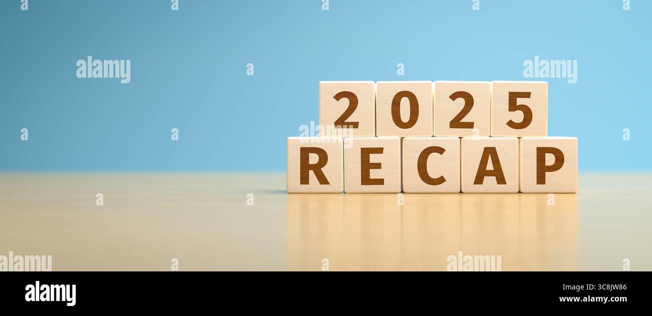 Cubi di giocattoli in legno che formano il testo "riepilogo 2025". Concetto di ricapitolazione di quanto accaduto nel 2025. Foto Stock