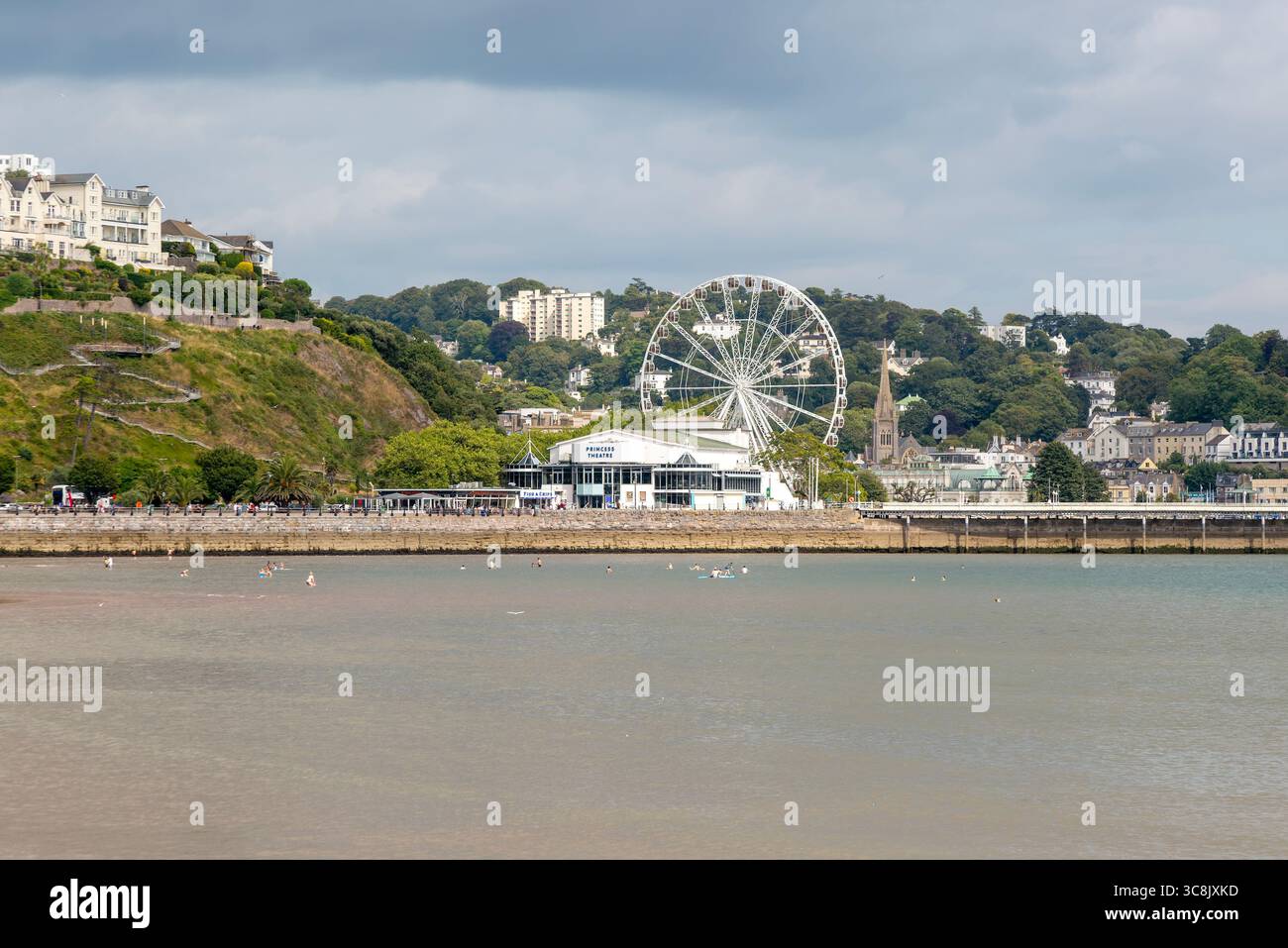 Vista del Princess Theatre e della ruota panoramica, della spiaggia sabbiosa di Torre Abbey Sands, Torquay, Devon, Inghilterra, Regno Unito Foto Stock