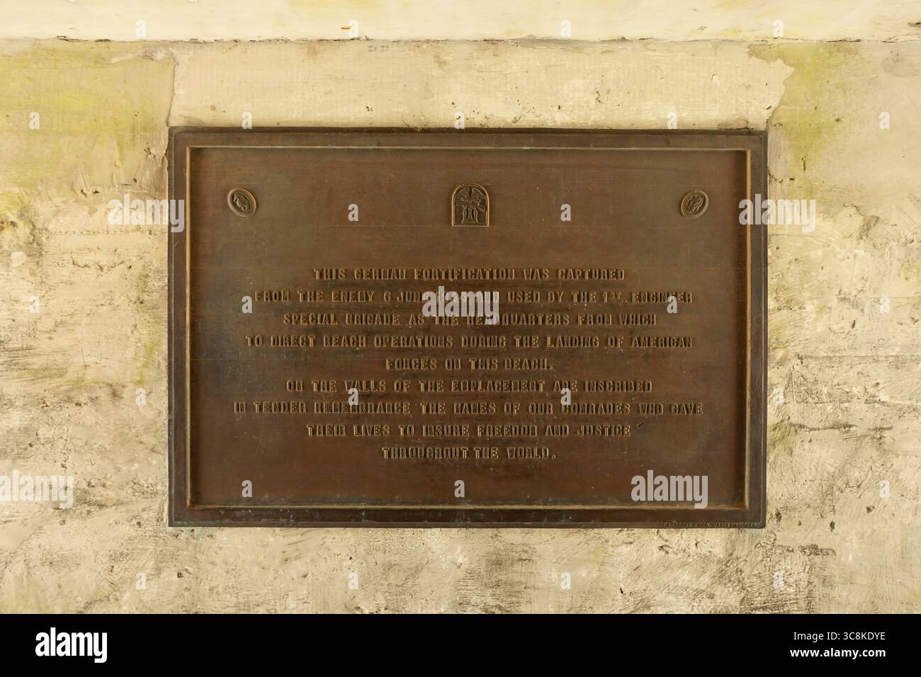 Targa commemorativa alle forze armate statunitensi coinvolte nello sbarco del D-Day della seconda guerra mondiale, Utah Beach, Normandia, Francia. Foto Stock