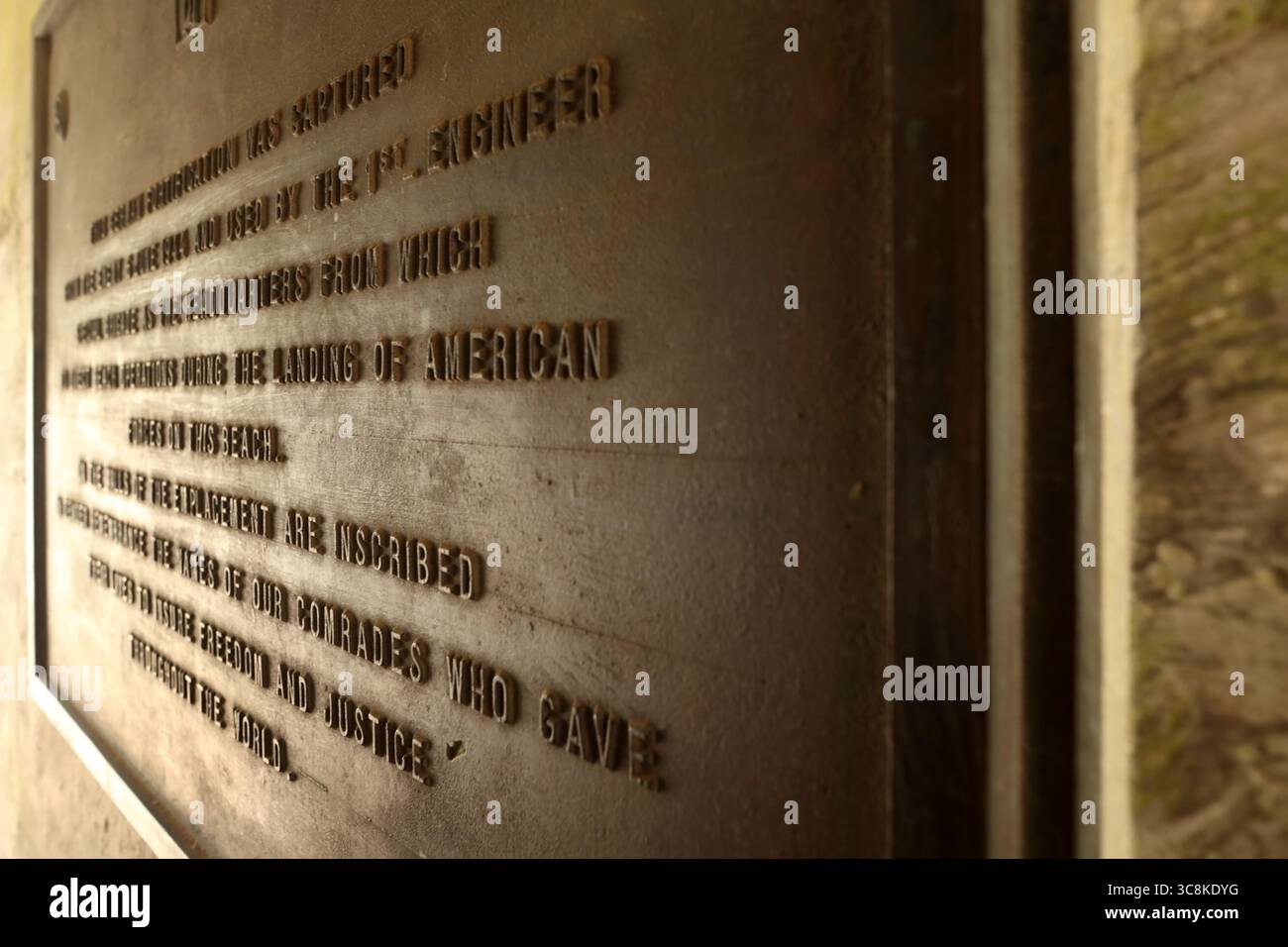 Targa commemorativa alle forze armate statunitensi coinvolte nello sbarco del D-Day della seconda guerra mondiale, Utah Beach, Normandia, Francia. Foto Stock