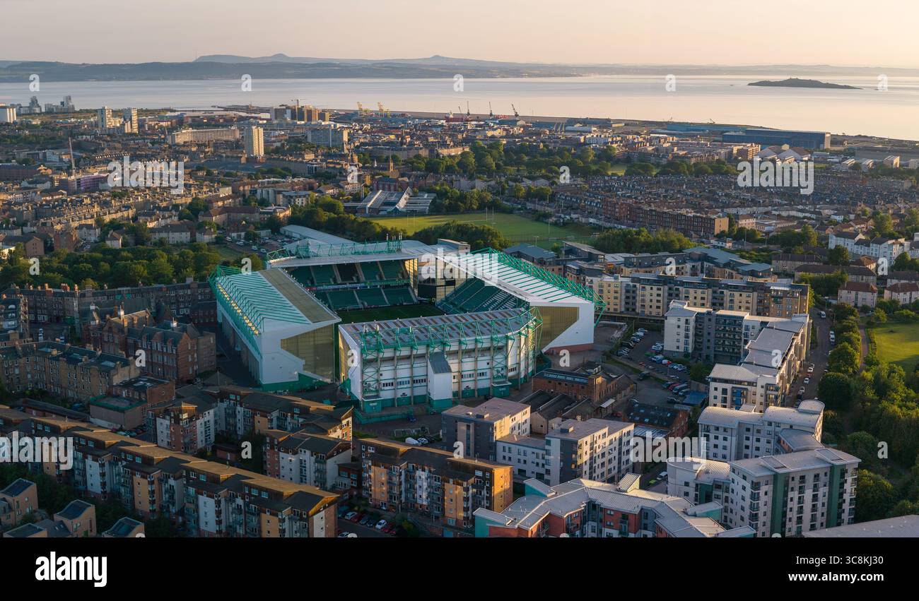 Veduta aerea dell'alba dello Stadio di Easter Road e di Leith, Edimburgo Foto Stock