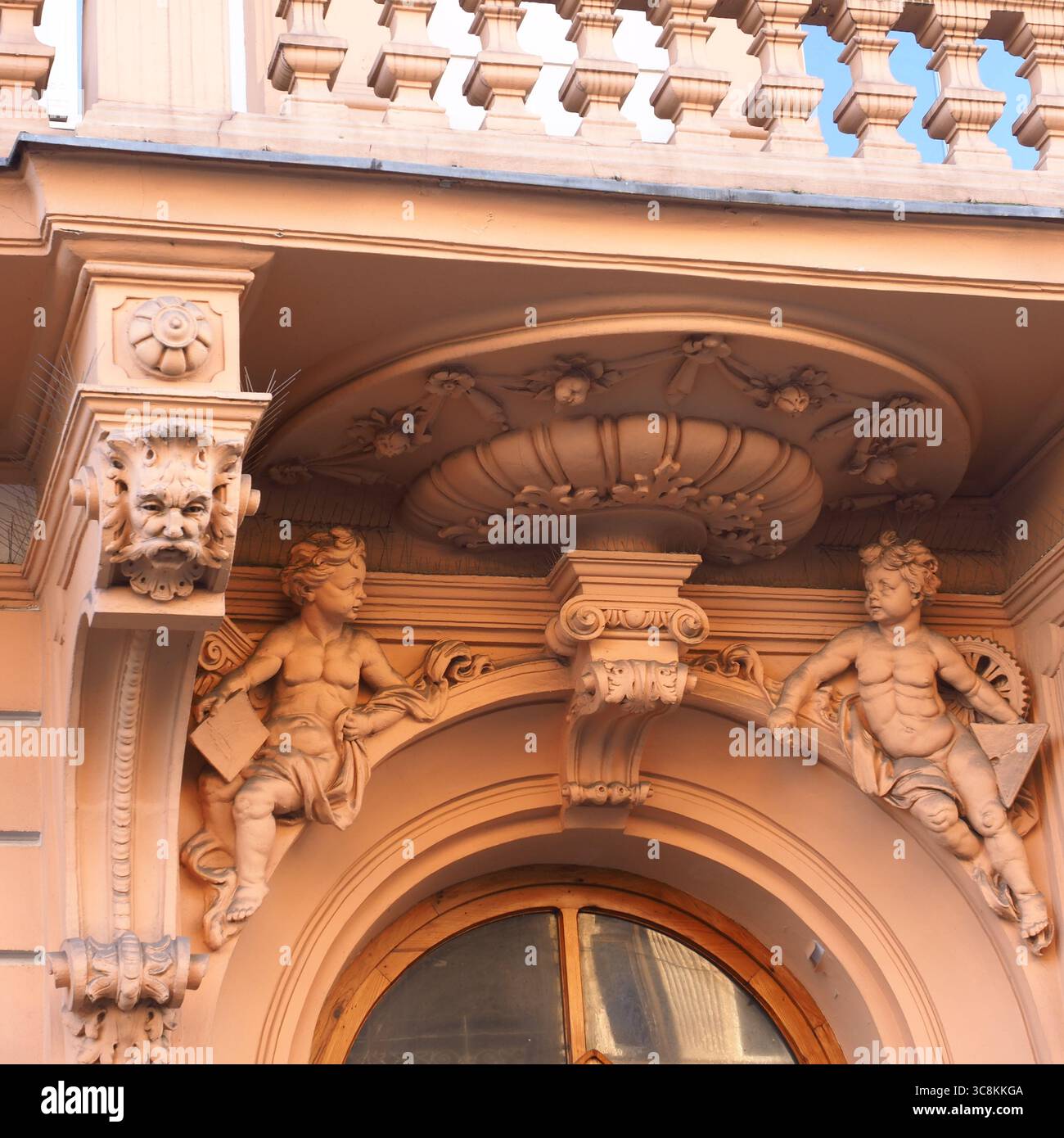 Dettagli architettonici ornati con sculture di cherubino sulla facciata dell'edificio storico di Szczecin, Polonia Foto Stock