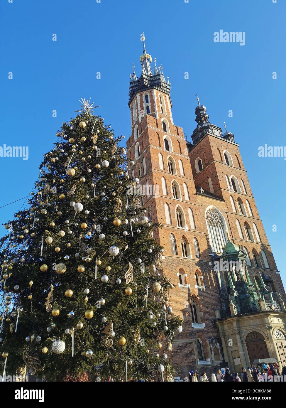Decorazioni natalizie a Cracovia. Il famoso albero di Natale sulla piazza principale di Kraków è stato riconosciuto dalla rivista Time Out come il più bello del mondo. - Immagine stock catturata con smartphone
