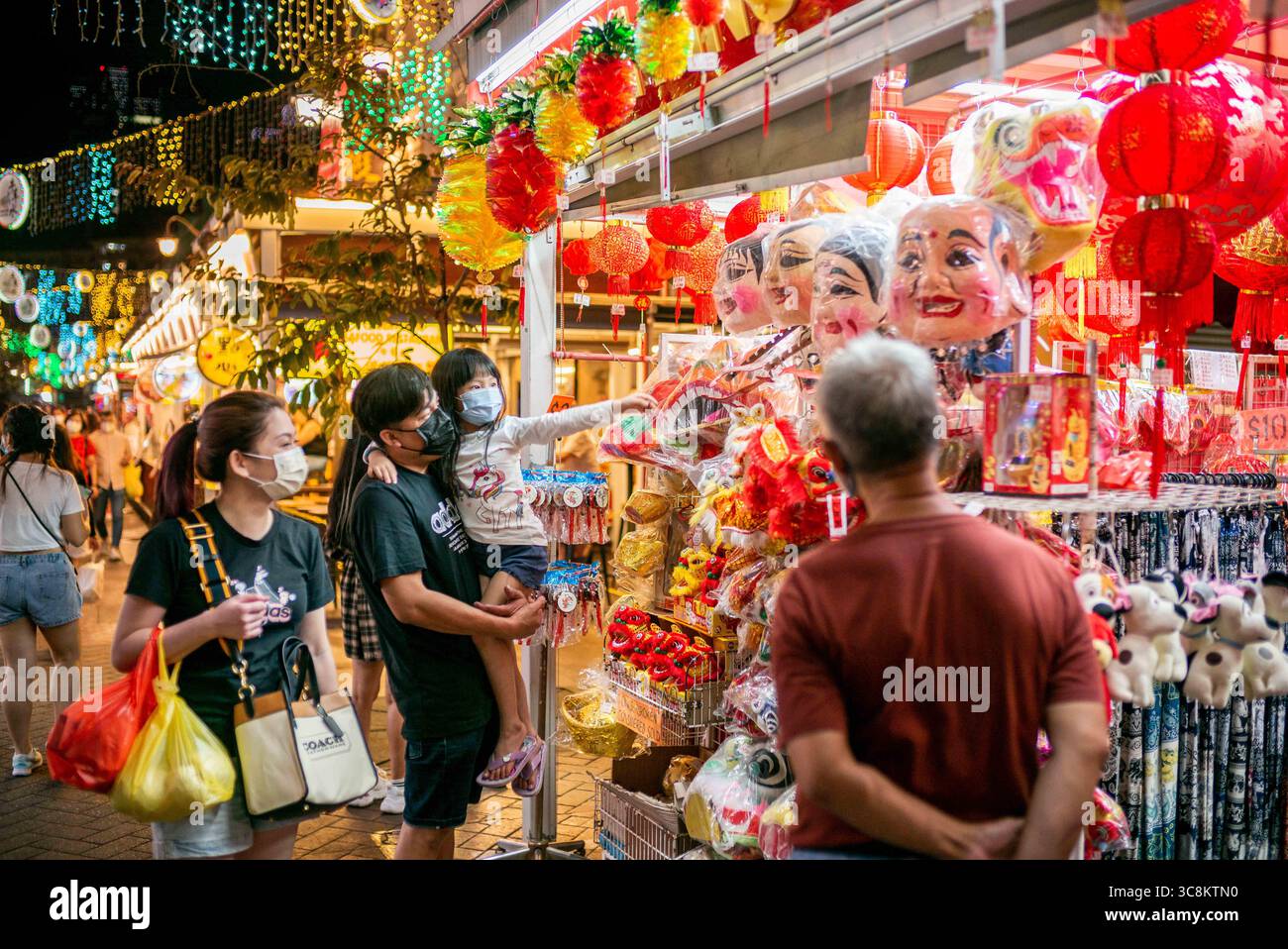 11 febbraio 2021, Singapore, Singapore: La gente che indossa il facemask come precauzione contro la diffusione del covid-19 cerca le decorazioni cinesi del capodanno a Chinatown durante la vigilia del capodanno lunare.. Singapore è entrata nella fase 3 il 28 dicembre 2020, permettendo alle persone in gruppi di 8 di incontrarsi per le riunioni sociali. (Immagine di credito: © Maverick Asio/SOPA Images via ZUMA Wire) Foto Stock 11 febbraio 2021, Singapore, Singapore: La gente che indossa il facemask come precauzione contro la diffusione del covid-19 cerca le decorazioni cinesi del capodanno a Chinatown durante la vigilia del capodanno lunare.. Singapore è entrata nella fase 3 il 28 dicembre 2020, permettendo alle persone in gruppi di 8 di incontrarsi per le riunioni sociali. (Immagine di credito: © Maverick Asio/SOPA Images via ZUMA Wire) Foto Stock