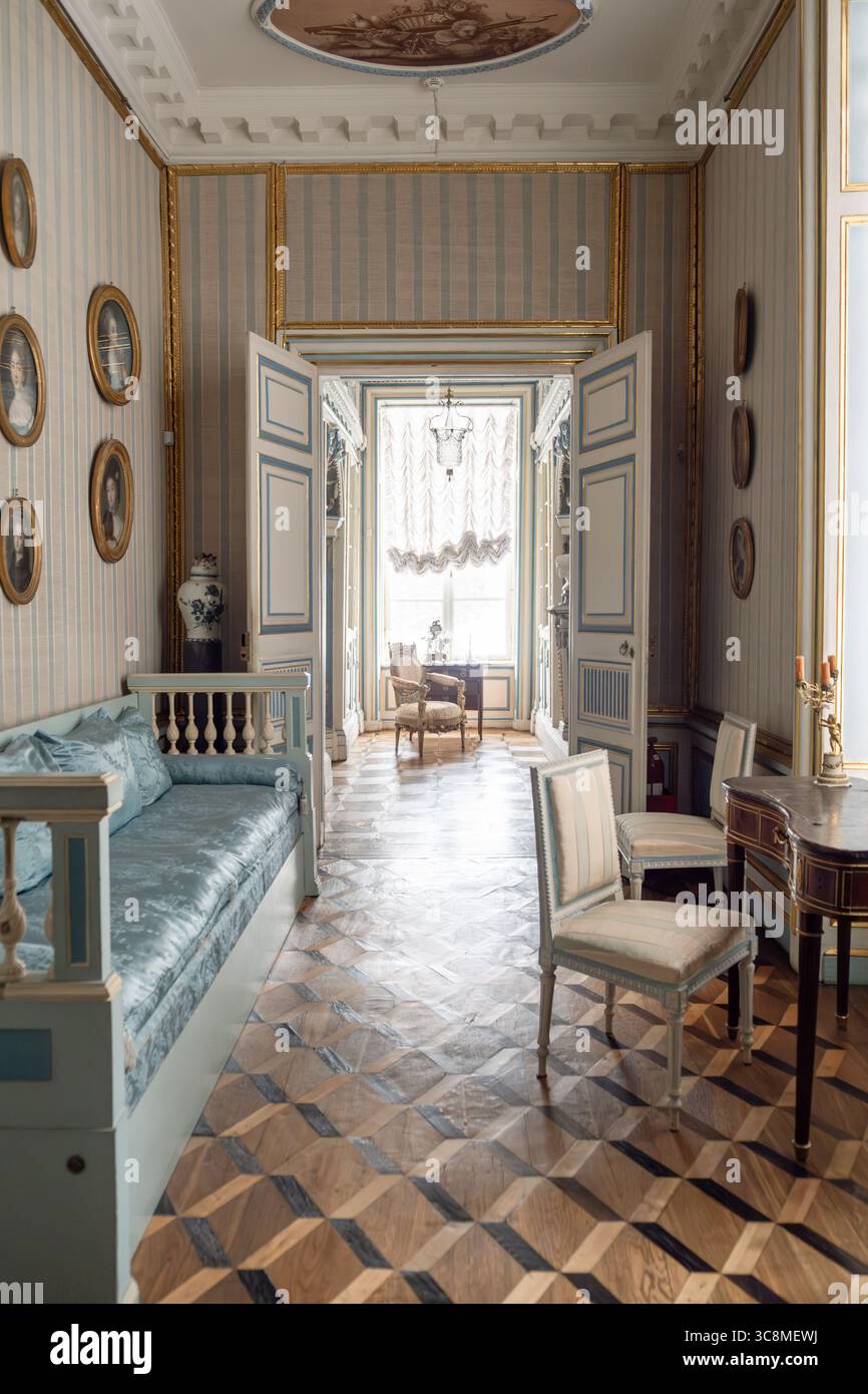 7 gennaio 2025, Mosca, Russia. Gli eleganti interni della Kuskovo Estate presentano mobili graziosi e parquet dettagliato, che riflettono l'opulenza di Foto Stock