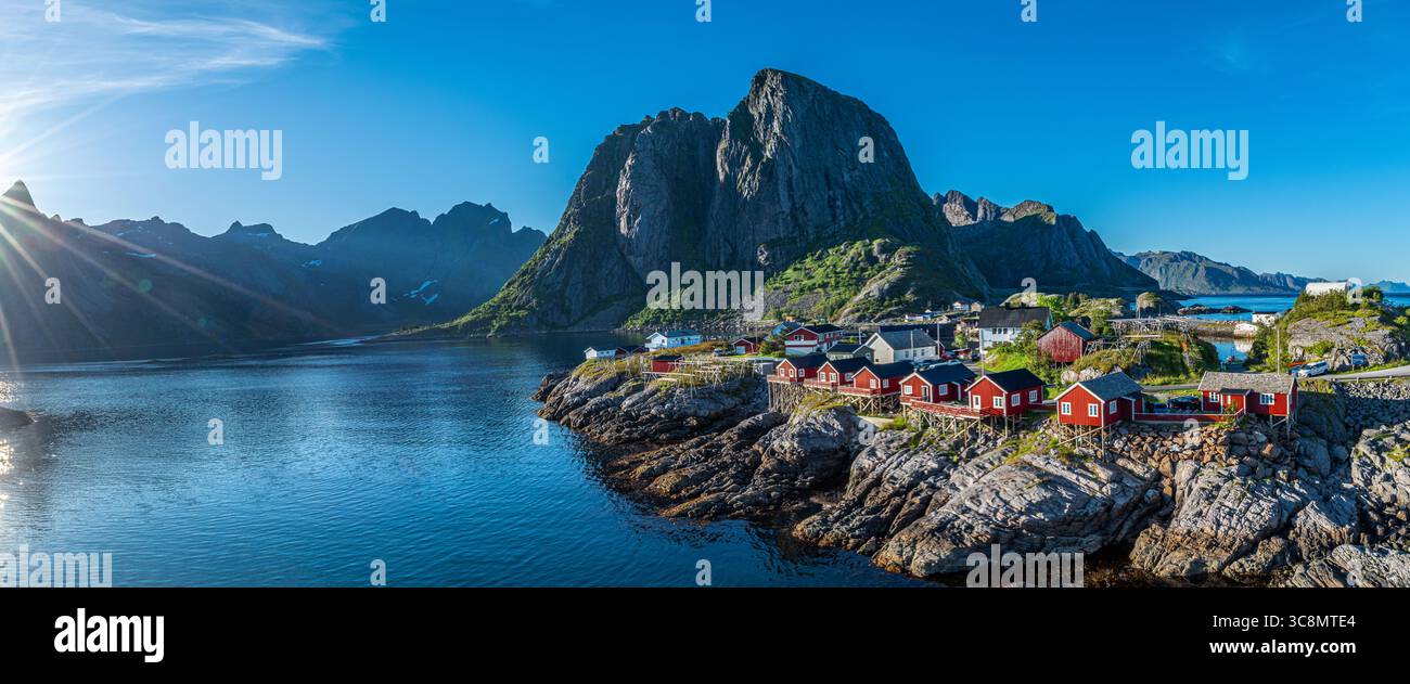 Hamnøy, un piccolo villaggio di pescatori nel comune di Moskenes, contea di Nordland, Norvegia. L'iconico villaggio sull'isola di Moskenesøya, lungo il Vestfjor Foto Stock