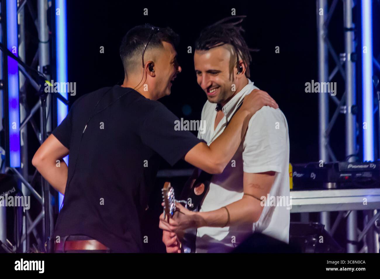 Due artisti che condividono Un momento sul palco durante Un'esibizione musicale Foto Stock