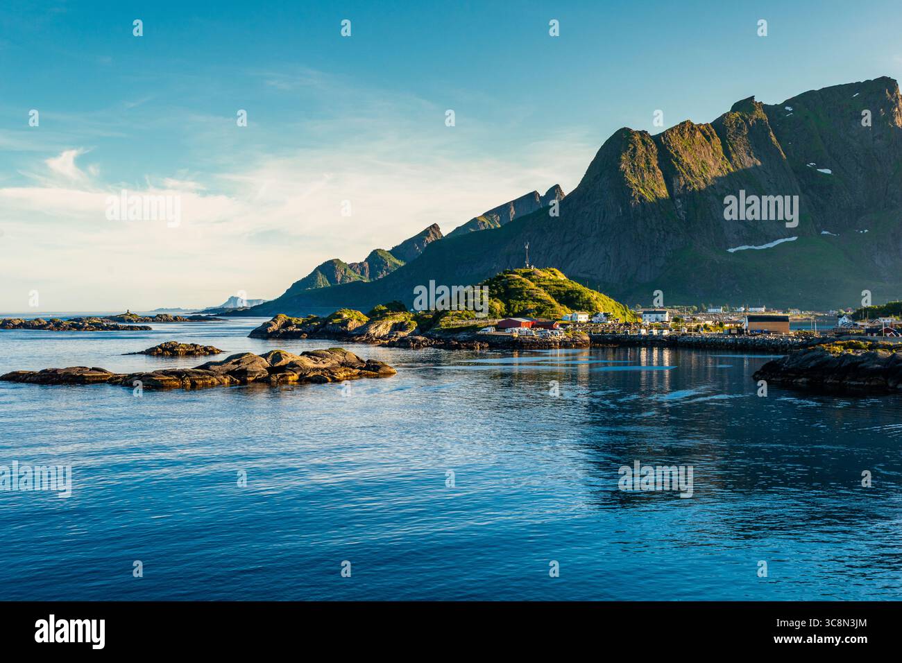 Hamnøy, un piccolo villaggio di pescatori nel comune di Moskenes, contea di Nordland, Norvegia. L'iconico villaggio sull'isola di Moskenesøya, lungo il Vestfjor Foto Stock