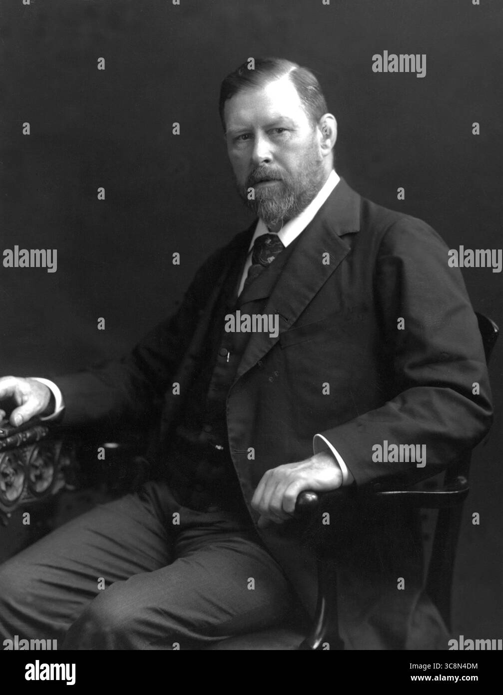 Bram Stoker (1847-1912), romanziere nato in Irlanda, autore di 'Dracula. Fotografia di un fotografo non identificato intorno al 2006. Abraham Stoker (8 novembre 1847 – 20 aprile 1912), meglio conosciuto con il suo pseudonimo Bram Stoker, è stato un direttore teatrale e romanziere irlandese. È meglio conosciuto come l'autore di Dracula (1897), un romanzo horror gotico epistolare che è considerato dai commentatori un punto di riferimento nella letteratura dei vampiri. Il lavoro influenzò profondamente le rappresentazioni future dei personaggi vampiri e Stoker divenne popolarmente considerato come 'il padre della narrativa vampira Foto Stock