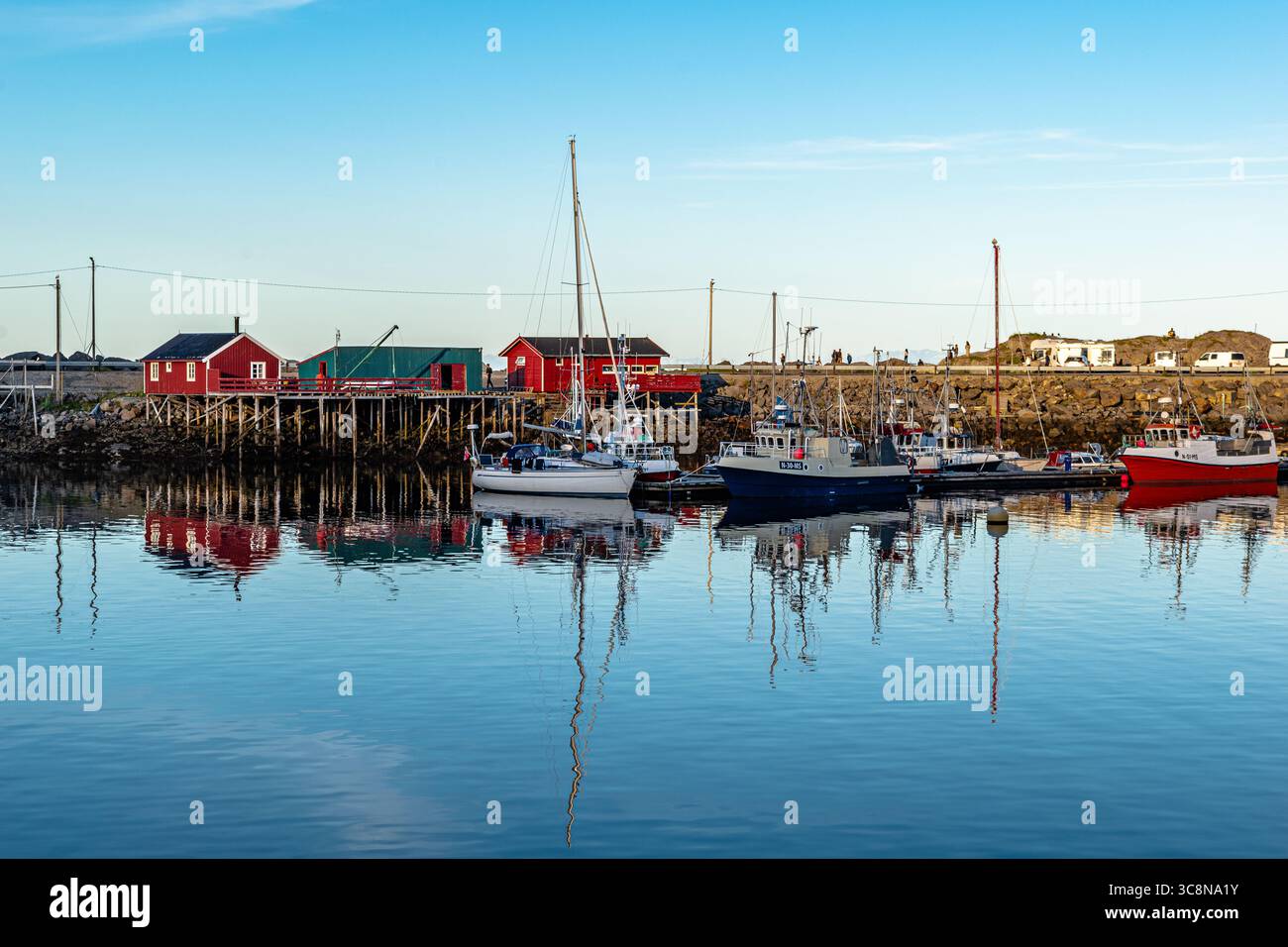 Hamnøy, un piccolo villaggio di pescatori nel comune di Moskenes, contea di Nordland, Norvegia. L'iconico villaggio sull'isola di Moskenesøya, lungo il Vestfjor Foto Stock