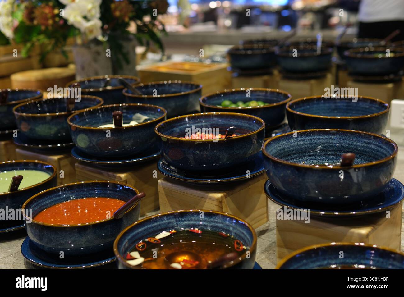 Tavola completa di buffet Cinese con Dim Sum al vapore, insalate, spuntini, Dim Sum fritto e al forno, tagliatelle, riso e zuppa, vivace buffet asiatico. Foto di alta qualità Foto Stock