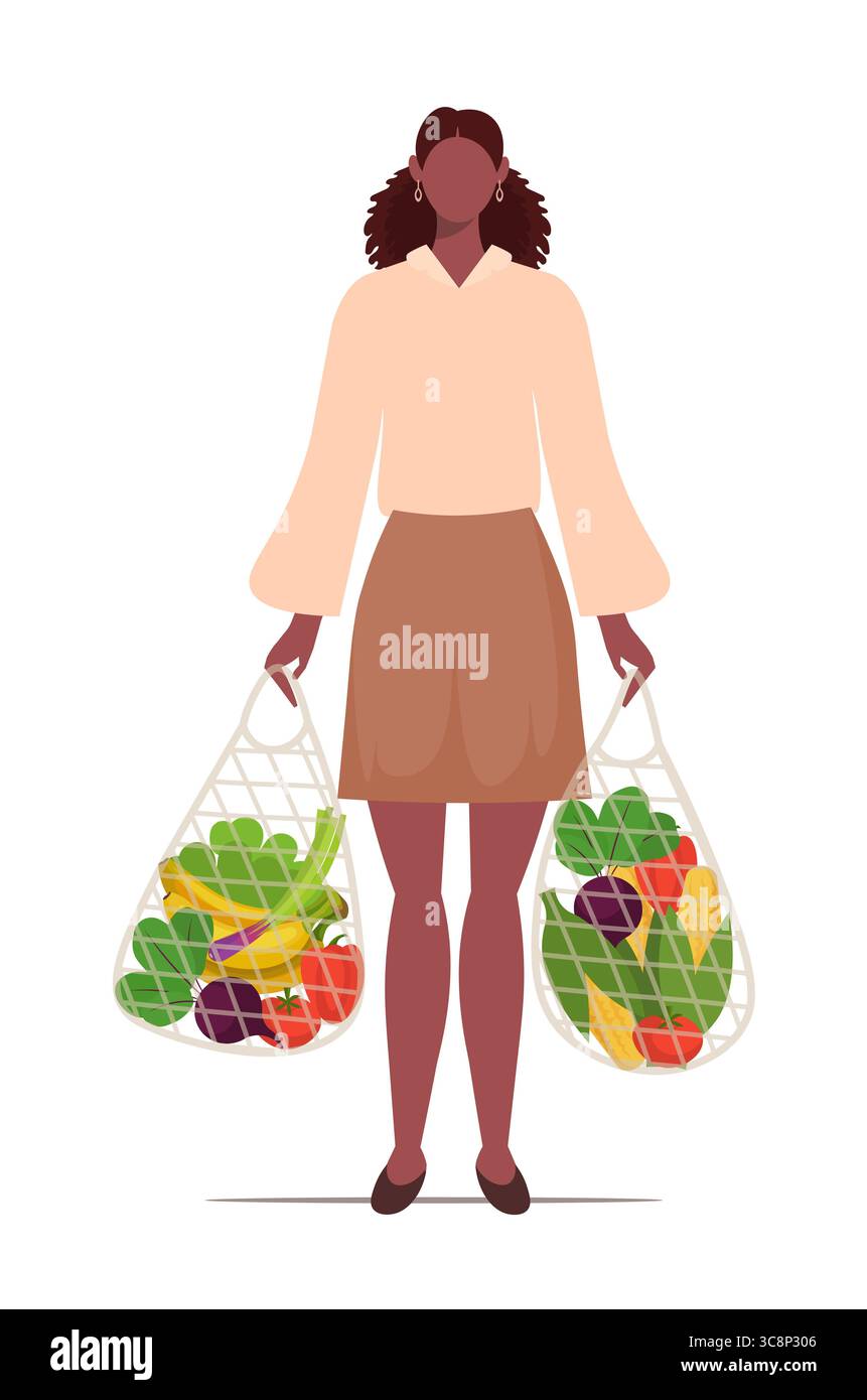 Donna afroamericana che tiene in mano borse della spesa in rete riutilizzabili con frutta e verdura. Stile di vita e shopping eco-compatibili e responsabili. Vettore Foto Stock