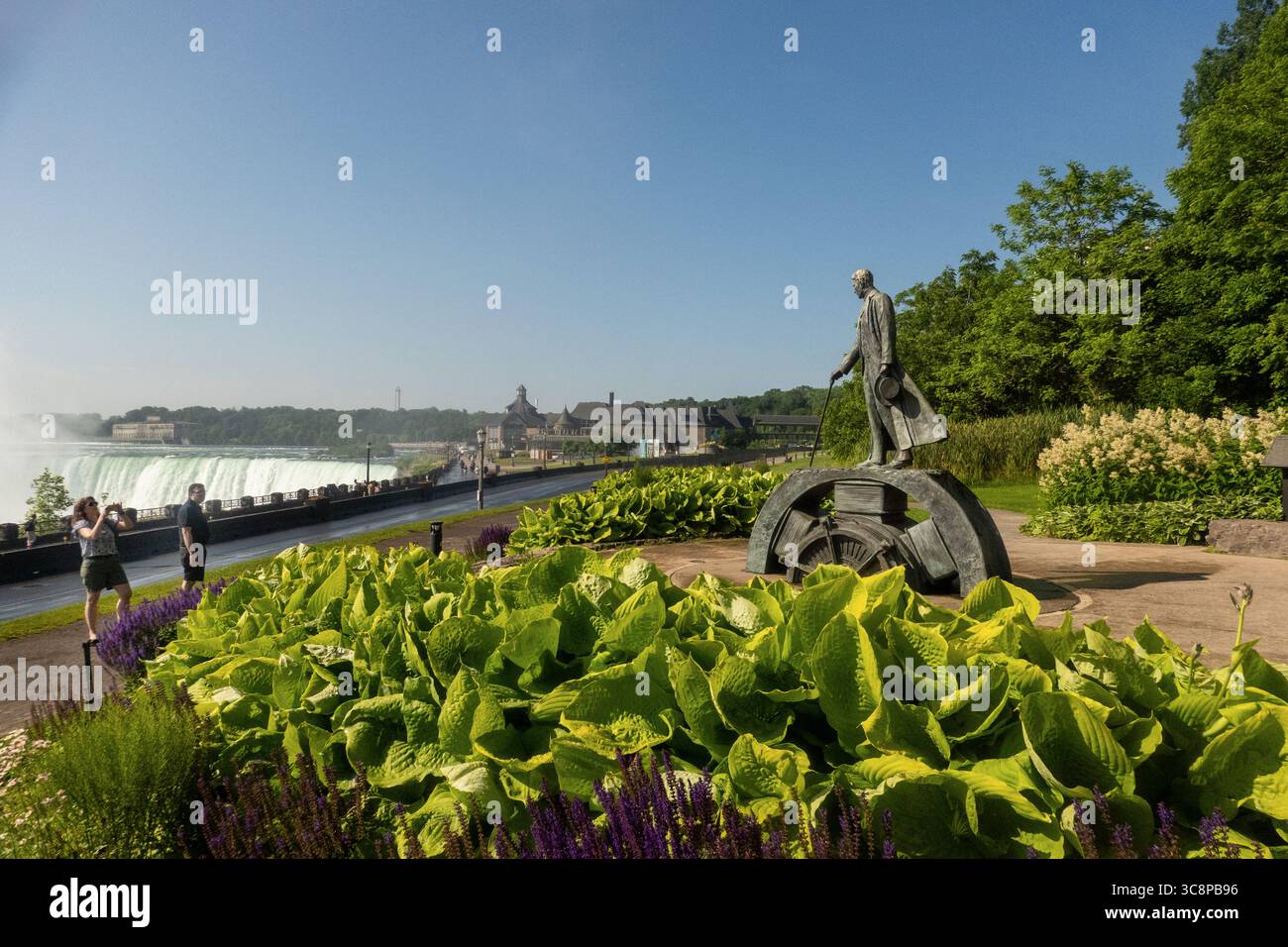 Monumento di Nikola Tesla all'interno del Queen Victoria Park Cascate del Niagara Canada Foto Stock