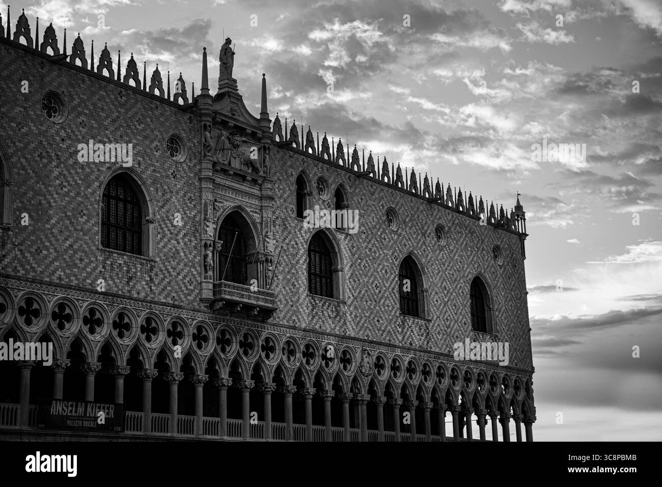 Vista della facciata del Palazzo Ducale di Venezia, in Italia, con dettagli gotici veneziani, in bianco e nero. Foto Stock