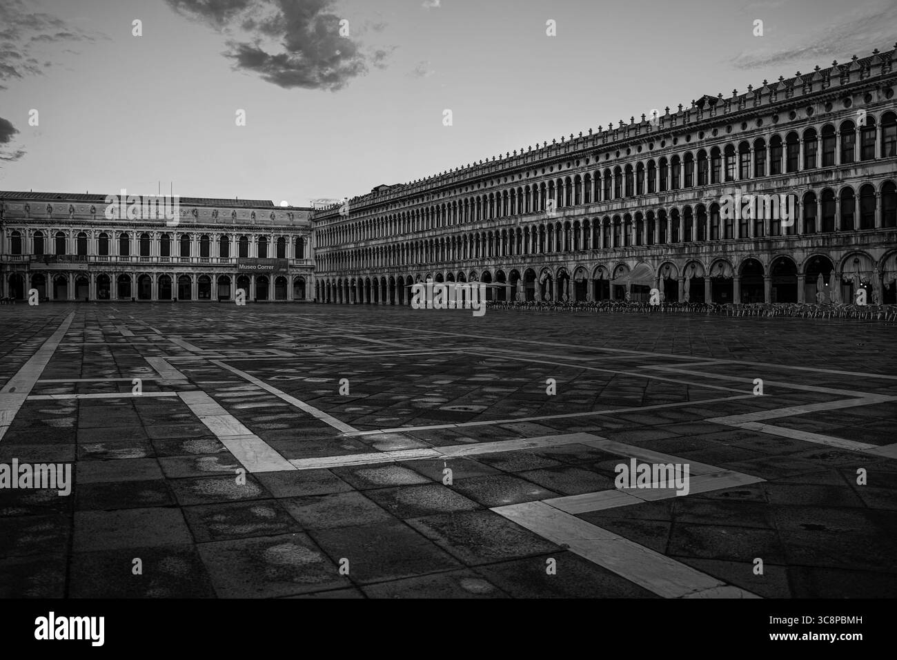 Riprese grandangolari di Piazza San Marco vuota con Palazzo Ducale a Venezia, in bianco e nero drammatico. Foto Stock