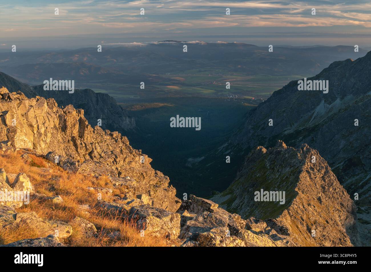 Vista aerea delle aspre vette baciate dal sole e delle valli ombrose che creano un contrasto incredibile nel terreno montuoso di Poprad, Slovacchia. Foto Stock
