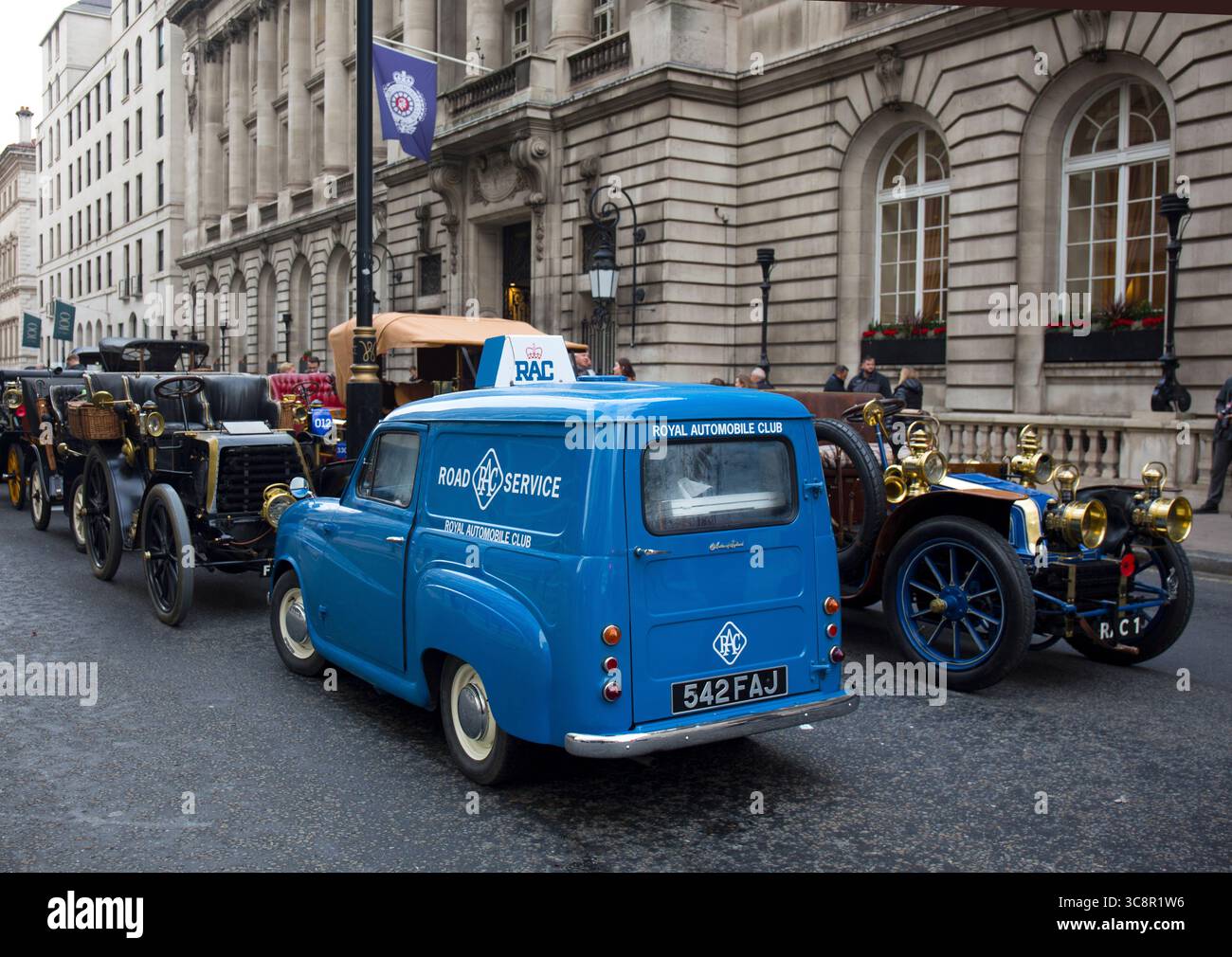 RAC Austin Van Concours RAC. Sede centrale e Veteran RAC Van St James's Motoring Spectacle 2024 Pall Mall London Foto Stock