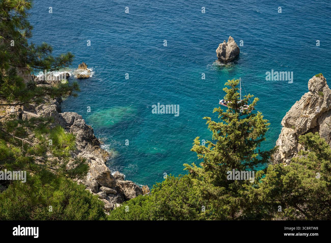 Veduta aerea della Costa rocciosa e barca a vela a Paleokastritsa, Corfù Foto Stock