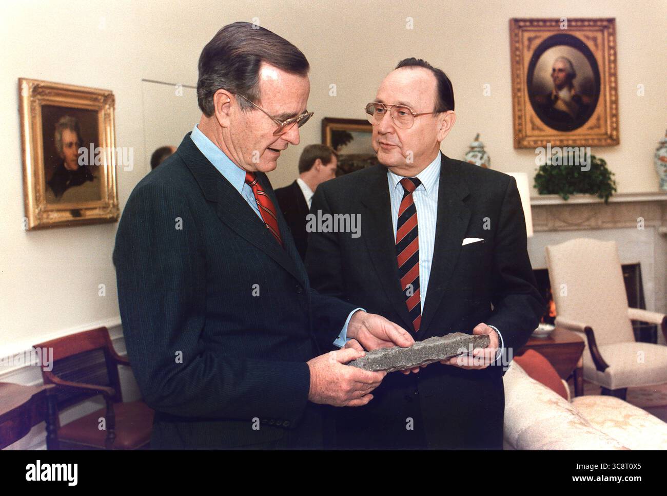 Il presidente degli Stati Uniti George H.W. Bush è stato presentato con un pezzo del muro di Berlino dal ministro degli Esteri della Germania Ovest Hans-Dietrich Genscher presso l'Ufficio ovale, Casa Bianca, Washington, D.C., USA, Susan Biddle, fotografa della Casa Bianca, 21 novembre 1989 Foto Stock