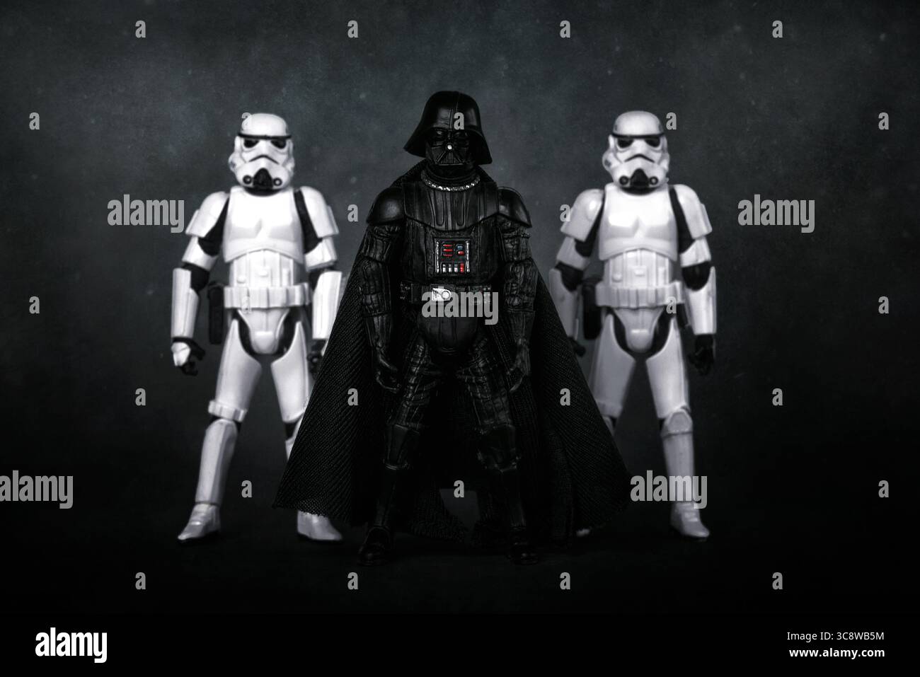 Darth Fener e Stormtroopers personaggi della saga cinematografica di Star Wars su sfondo scuro. Editoriale illustrativo Foto Stock