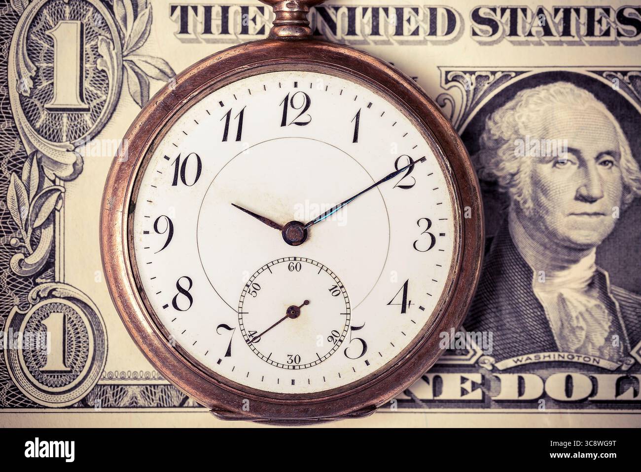 Orologio da tasca vintage su sfondo di banconote da un dollaro Foto Stock