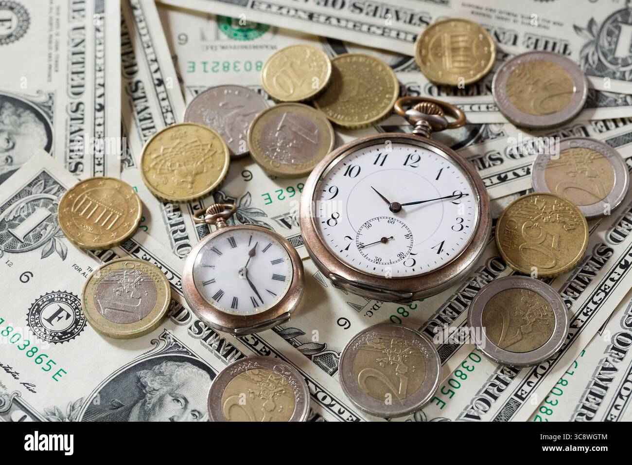 Il tempo è denaro concetto finanziario con vecchi orologi vintage, banconote da un dollaro, occhiali. Foto Stock