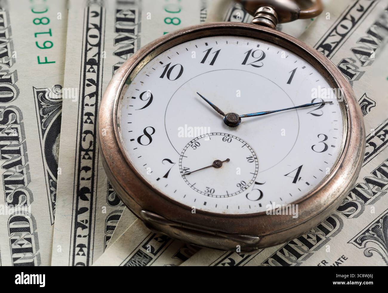 Orologio da tasca vintage su sfondo banconote da un dollaro Foto Stock