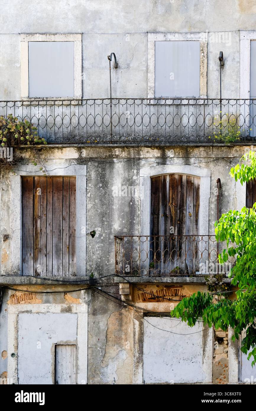 Finestre a bordo in una facciata di edificio in cemento a Lisbona, Portogallo Foto Stock