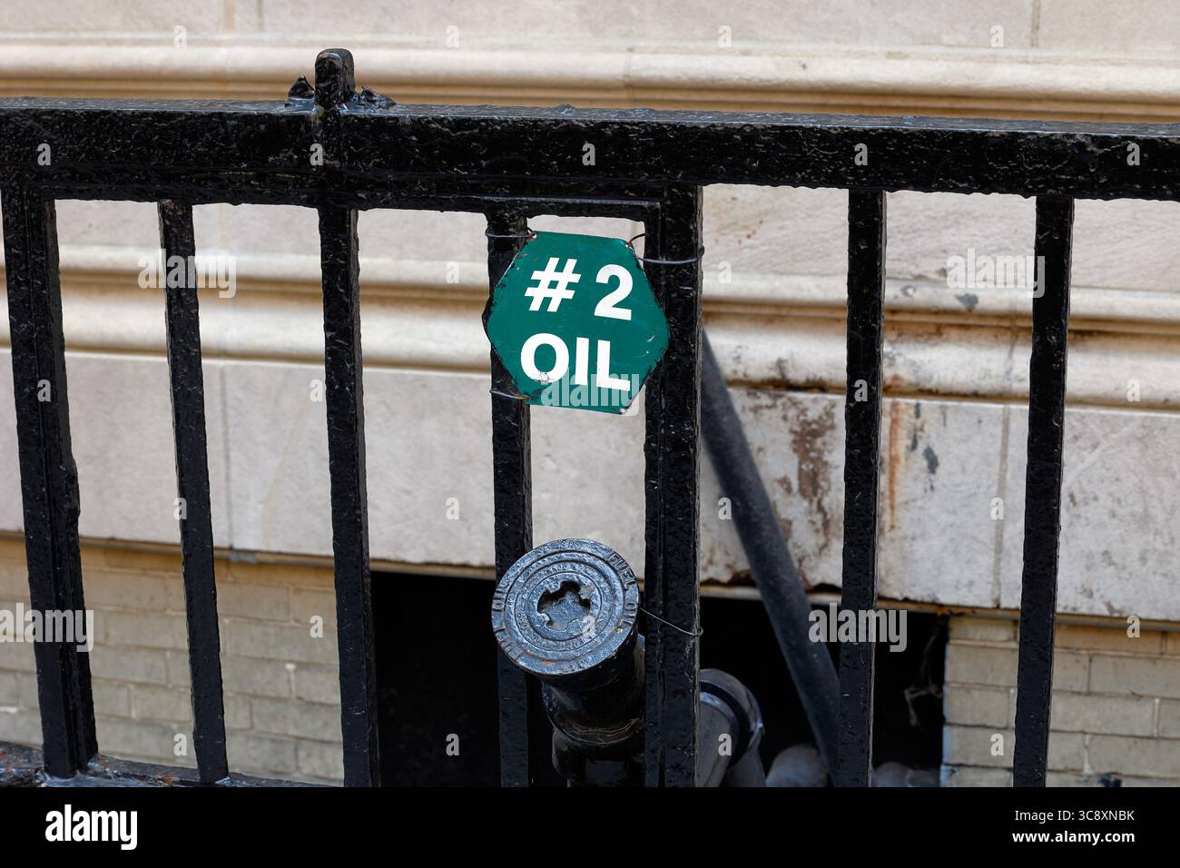Segnaletica per l'olio n. 2 e il beccuccio del carburante. Il n. 2 è olio per riscaldamento domestico. Foto Stock