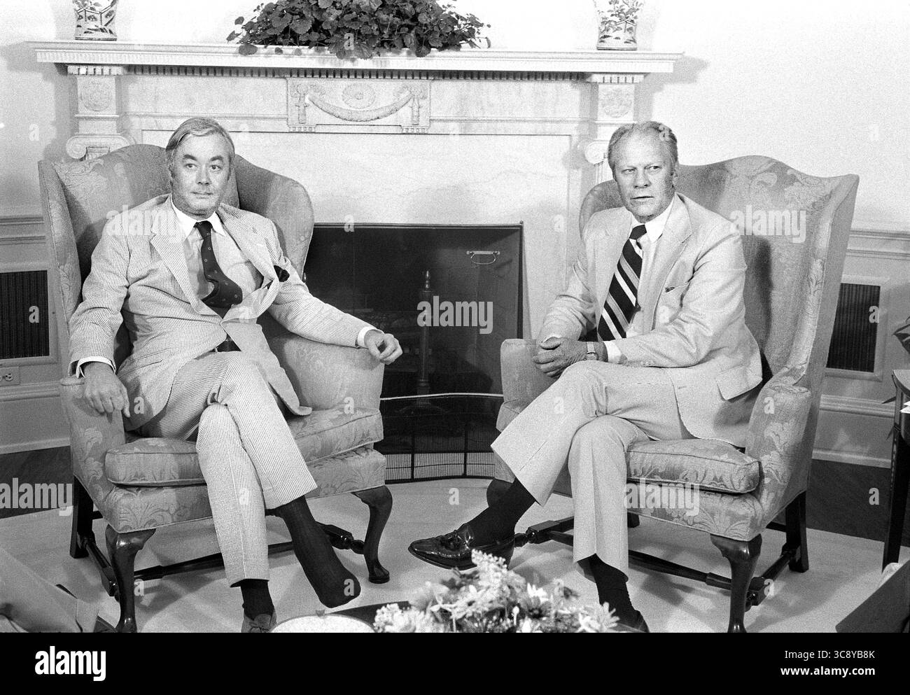 21 febbraio 2012, Washington, DC, USA: L'ambasciatore delle Nazioni Unite Daniel P. Moynihan e il presidente degli Stati Uniti Gerald Ford, Seated Portrait, Casa Bianca, Washington, D.C., USA, Marion S. Trikosko, 27 agosto 1975 (immagine di credito: © JT Vintage/Glasshouse via ZUMA Wire) Foto Stock
