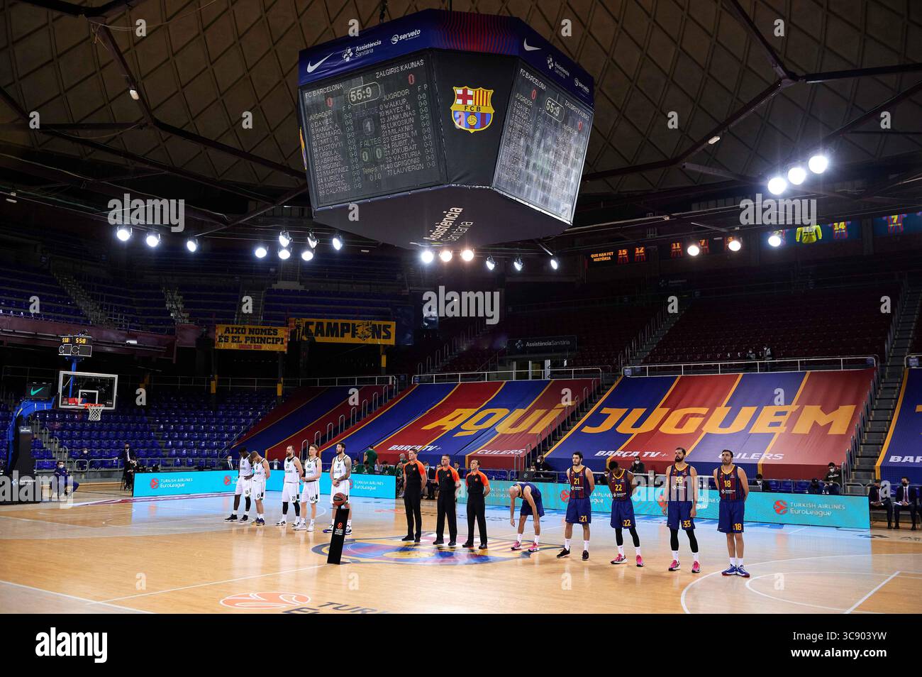 18 febbraio 2021, Barcellona, Spagna: Entrambe le squadre precedono la partita di EuroLeague turca tra FC Barcelona e Zalgiris Kaunas al Palau Blaugrana di Barcellona, Spagna. (Immagine di credito: © Gerard Franco/DAX tramite filo ZUMA) Foto Stock