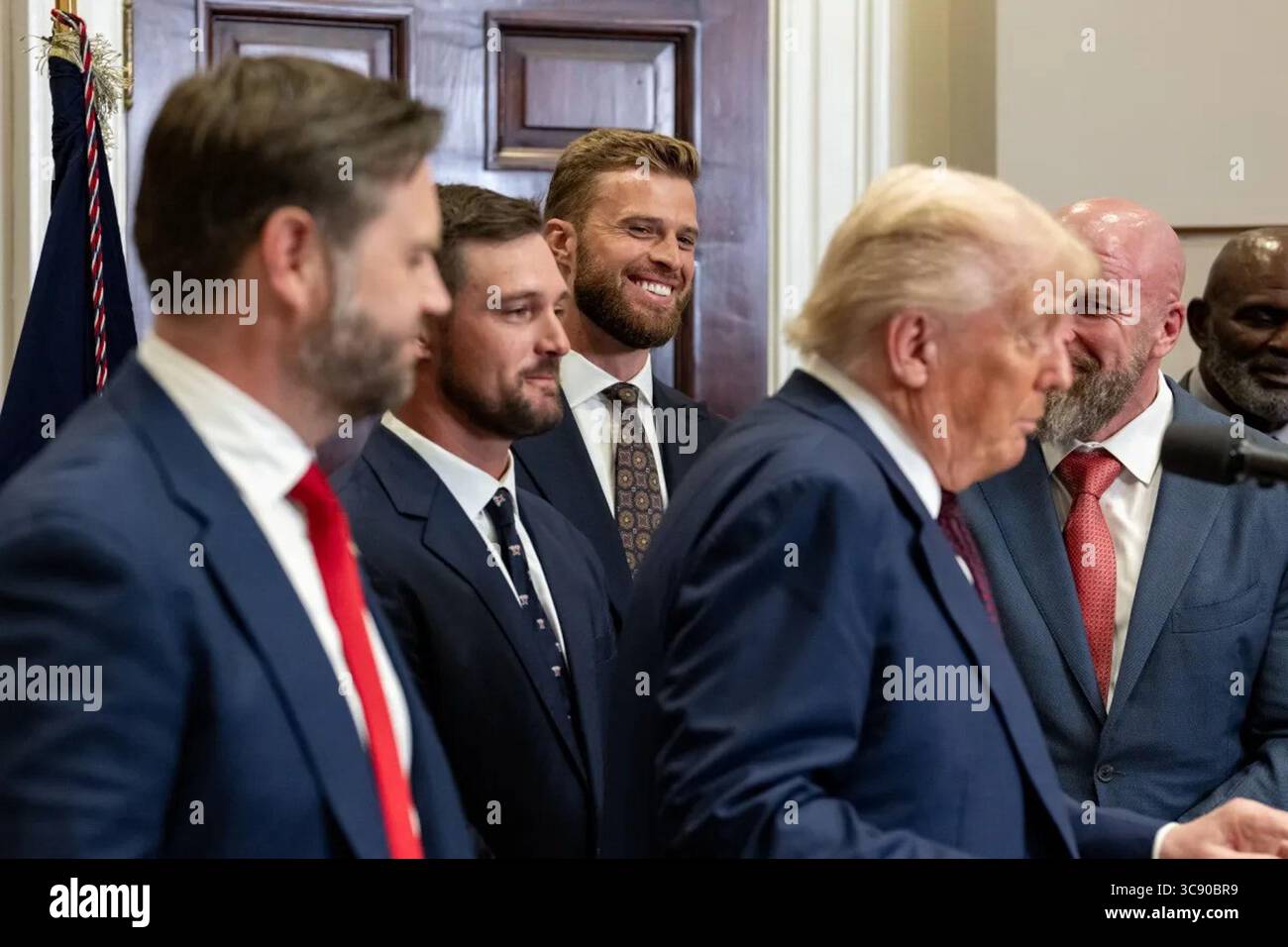 Il presidente Donald J. Trump pronuncia le sue osservazioni durante una cerimonia nella Roosevelt Room della Casa Bianca il 31 luglio 2025. È affiancato da atleti e funzionari attuali ed ex mentre annuncia la rinascita del Consiglio presidenziale su sport, fitness e nutrizione. Foto Stock