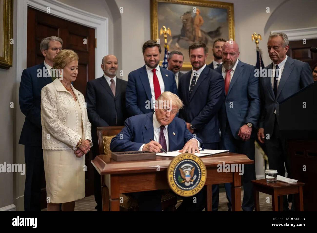 Il presidente Donald J. Trump firma un ordine esecutivo per rilanciare il Consiglio presidenziale su sport, fitness e nutrizione durante una cerimonia nella sala Roosevelt della Casa Bianca il 31 luglio 2025. Circondato da atleti e funzionari attuali ed ex, l'evento ha sottolineato una rinnovata attenzione alle iniziative nazionali di salute e fitness giovanile. Foto Stock