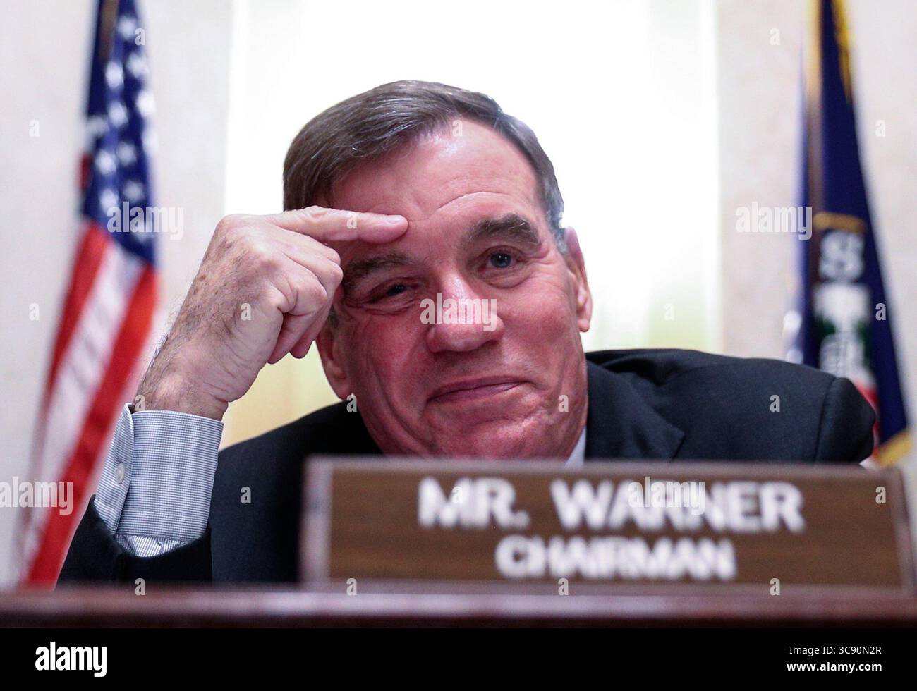 24 febbraio 2021, Washington, District of Columbia, USA: Il senatore degli Stati Uniti Mark Warner (Democratico della Virginia), Presidente, Comitato di selezione del Senato degli Stati Uniti presiede durante un'audizione del Comitato di intelligence del Senato sulla nomina di William Burns a direttore della Central Intelligence Agency (CIA) a Capitol Hill a Washington, Stati Uniti, 24 febbraio 2021 (immagine di credito: © Tom Brenner - Pool via CNP/CNP via ZUMA Wire) Foto Stock