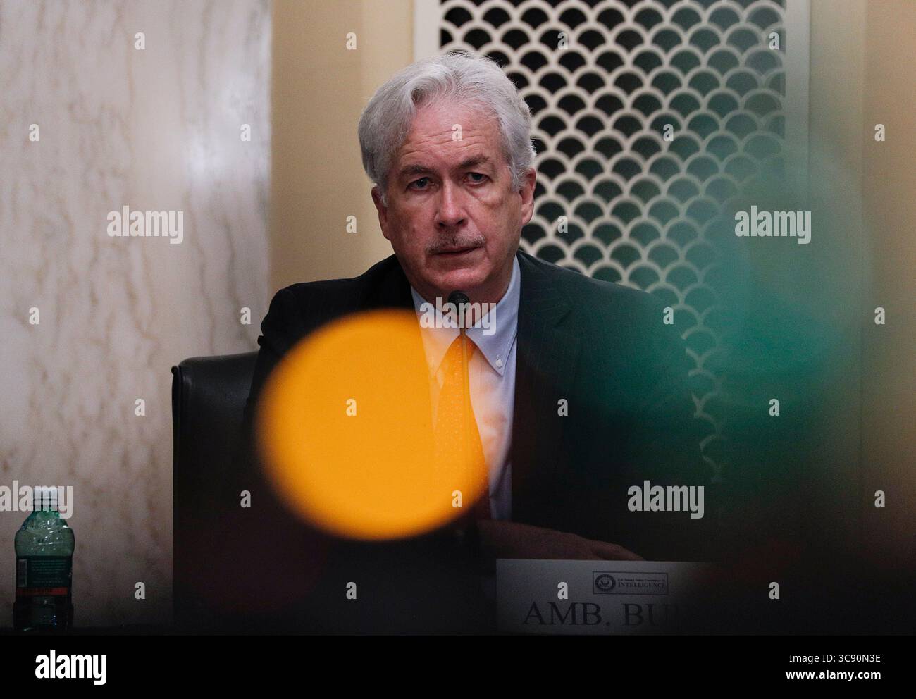 24 febbraio 2021, Washington, District of Columbia, USA: William Burns testimonia davanti a un'audizione del Senate Intelligence Committee sulla sua nomina a direttore della Central Intelligence Agency (CIA) a Capitol Hill a Washington, USA, 24 febbraio 2021 (Credit Image: © Tom Brenner - Pool via CNP/CNP via ZUMA Wire) Foto Stock