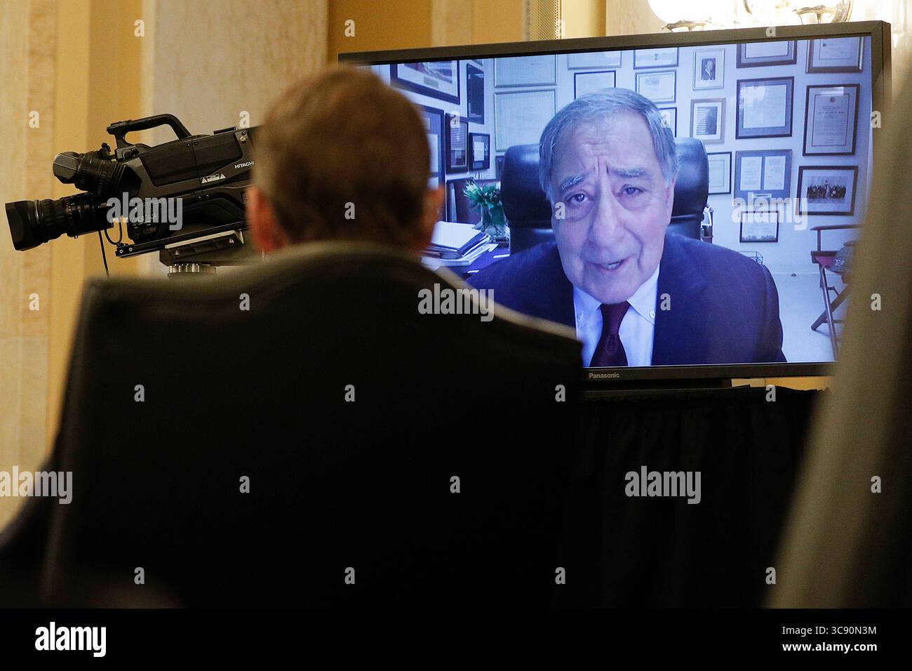 24 febbraio 2021, Washington, District of Columbia, USA: L'ex direttore della CIA Leon Panetta è visto rilasciare una dichiarazione e un'introduzione tramite videoconferenza per conto di William Burns durante un'audizione del Senate Intelligence Committee sulla nomina di Burns a direttore della Central Intelligence Agency a Capitol Hill a Washington, Stati Uniti, 24 febbraio 2021 (immagine di credito: © Tom Brenner - Pool via CNP/CNP via ZUMA Wire) Foto Stock