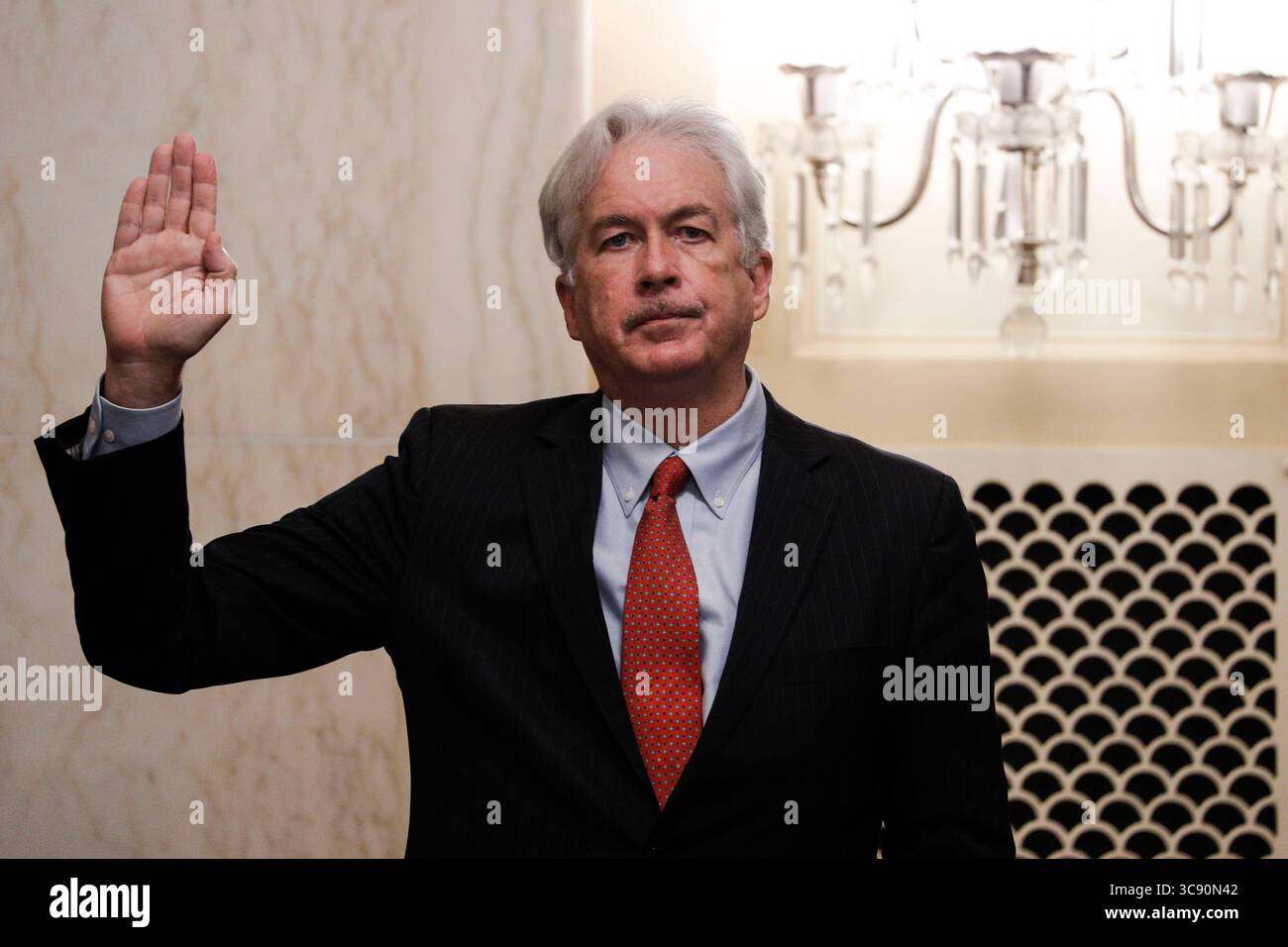 24 febbraio 2021, Washington, District of Columbia, USA: WILLIAM BURNS ha giurato di testimoniare davanti a un'audizione del Comitato dell'Intelligence del Senato sulla sua nomina a direttore della CIA (Central Intelligence Agency) a Capitol Hill a Washington DC. (Immagine di credito: © Tom Brenner - Pool via CNP/CNP via ZUMA Wire) Foto Stock