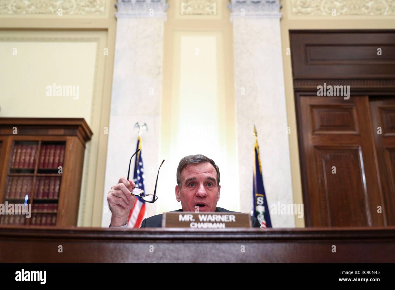 24 febbraio 2021, Washington, Distretto di Columbia, USA: Il senatore degli Stati Uniti Mark Warner (Democratico della Virginia), presidente, Commissione di selezione del Senato degli Stati Uniti d'America presiede durante un'audizione del Comitato di intelligence del Senato sulla nomina di William Burns a direttore della Central Intelligence Agency (CIA) a Capitol Hill a Washington. (Immagine di credito: © Tom Brenner - piscina via CNP/CNP via ZUMA Wire) Foto Stock