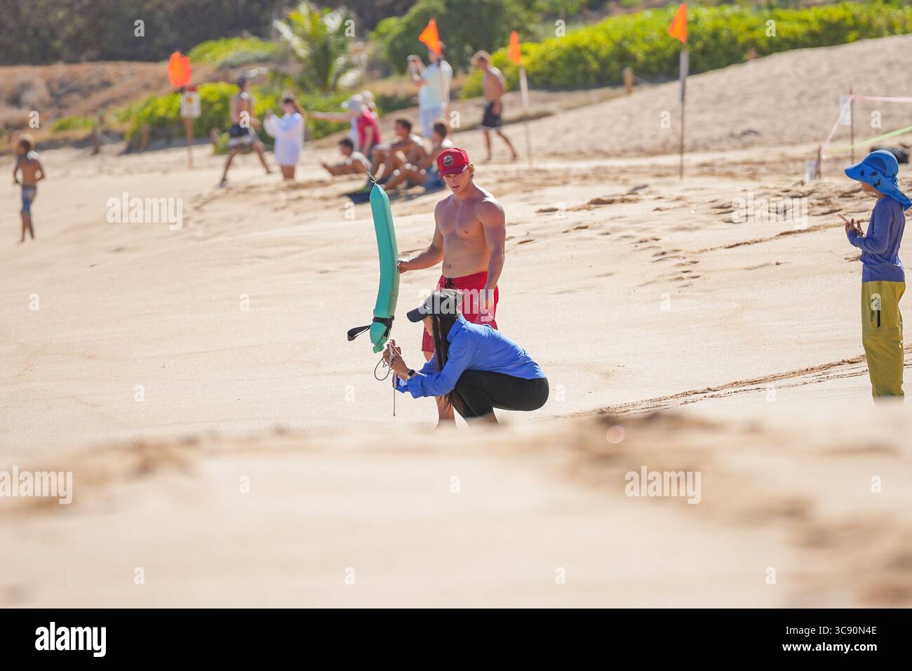 Il bagnino di sicurezza dell'oceano di Honolulu avverte i turisti della spiaggia delle forti onde di tempesta a Sandy Beach, sottolineando la sicurezza pubblica in condizioni di surf pericolose Foto Stock