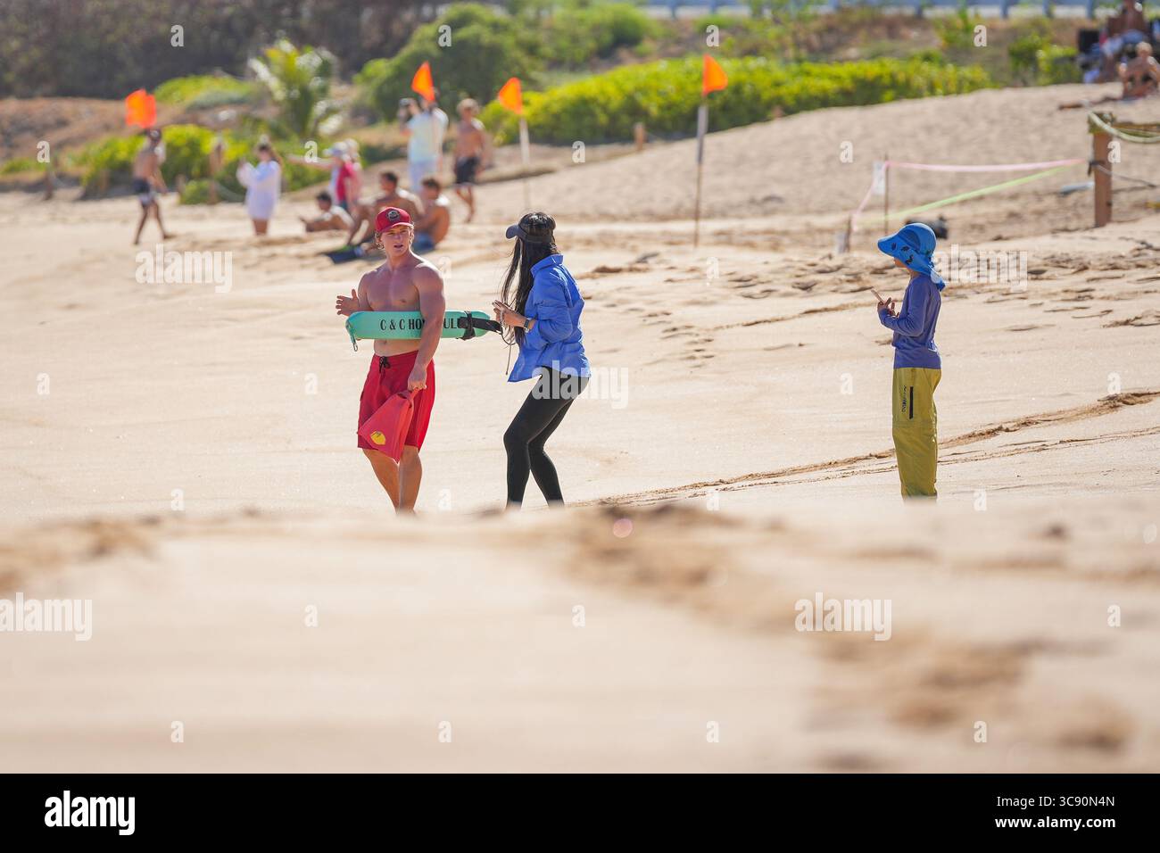 Il bagnino di sicurezza dell'oceano di Honolulu avverte i turisti della spiaggia delle forti onde di tempesta a Sandy Beach, sottolineando la sicurezza pubblica in condizioni di surf pericolose Foto Stock