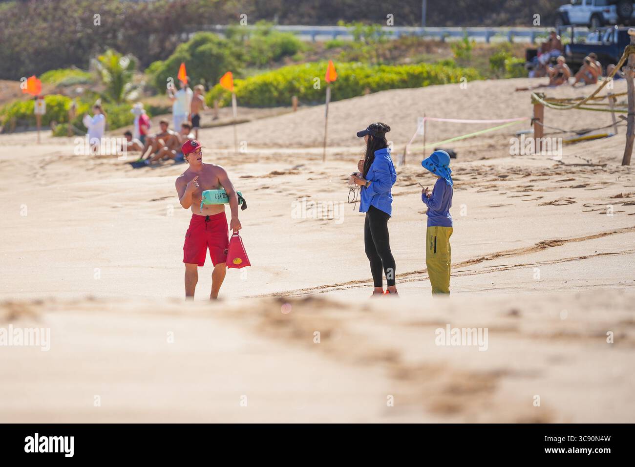 Il bagnino di sicurezza dell'oceano di Honolulu avverte i turisti della spiaggia delle forti onde di tempesta a Sandy Beach, sottolineando la sicurezza pubblica in condizioni di surf pericolose Foto Stock