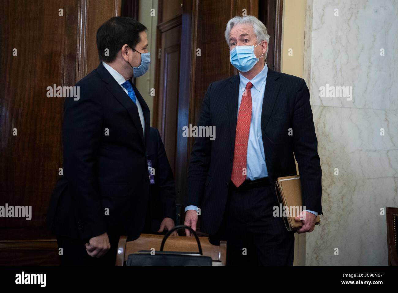 24 febbraio 2021, Washington, District of Columbia, USA: William Burns, destra, candidato per il direttore della Central Intelligence Agency, e senatore degli Stati Uniti Marco Rubio (repubblicano della Florida), membro della classifica, Commissione di selezione del Senato degli Stati Uniti per Burnsâ l'intelligence, arriva per l'audizione di conferma del Senate Select Intelligence Committee presso il Russell Senate Office Building a Capitol Hill a Washington, D.C., mercoledì 24 febbraio 2021 (immagine di credito: © Tom Williams - Pool via CNP/CNP via ZUMA Wire) Foto Stock