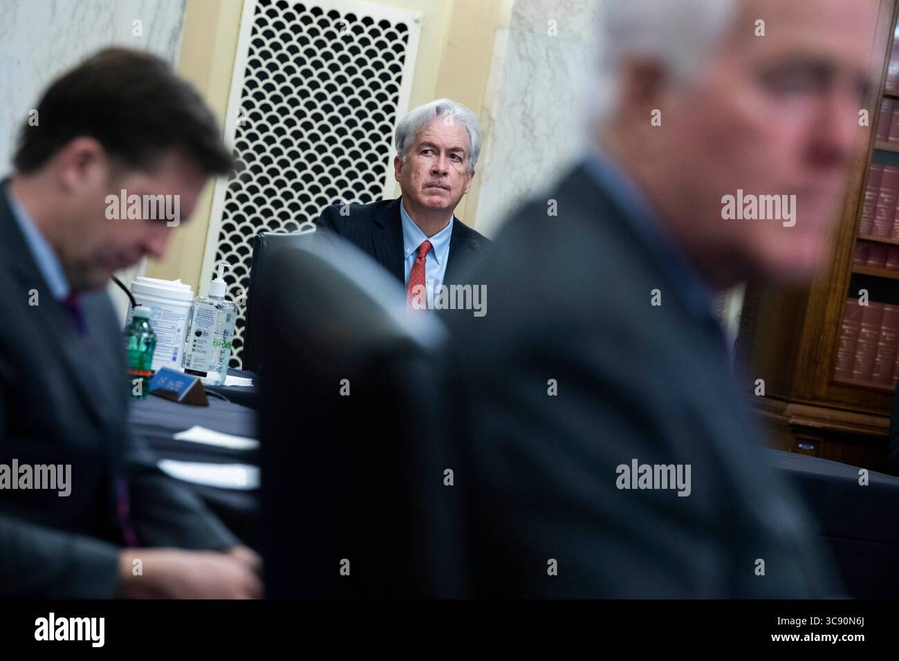 24 febbraio 2021, Washington, District of Columbia, USA: William Burns, candidato per il direttore della Central Intelligence Agency, ascolta le dichiarazioni di apertura durante la sua audizione di conferma del Senate Select Intelligence Committee al Russell Senate Office Building a Capitol Hill a Washington, D.C., mercoledì 24 febbraio 2021. Appaiono anche il senatore AMERICANO Ben Sasse (repubblicano del Nebraska), a sinistra, e il senatore statunitense John Cornyn (repubblicano del Texas) (immagine di credito: © Tom Williams - Pool via CNP/CNP via ZUMA Wire) Foto Stock