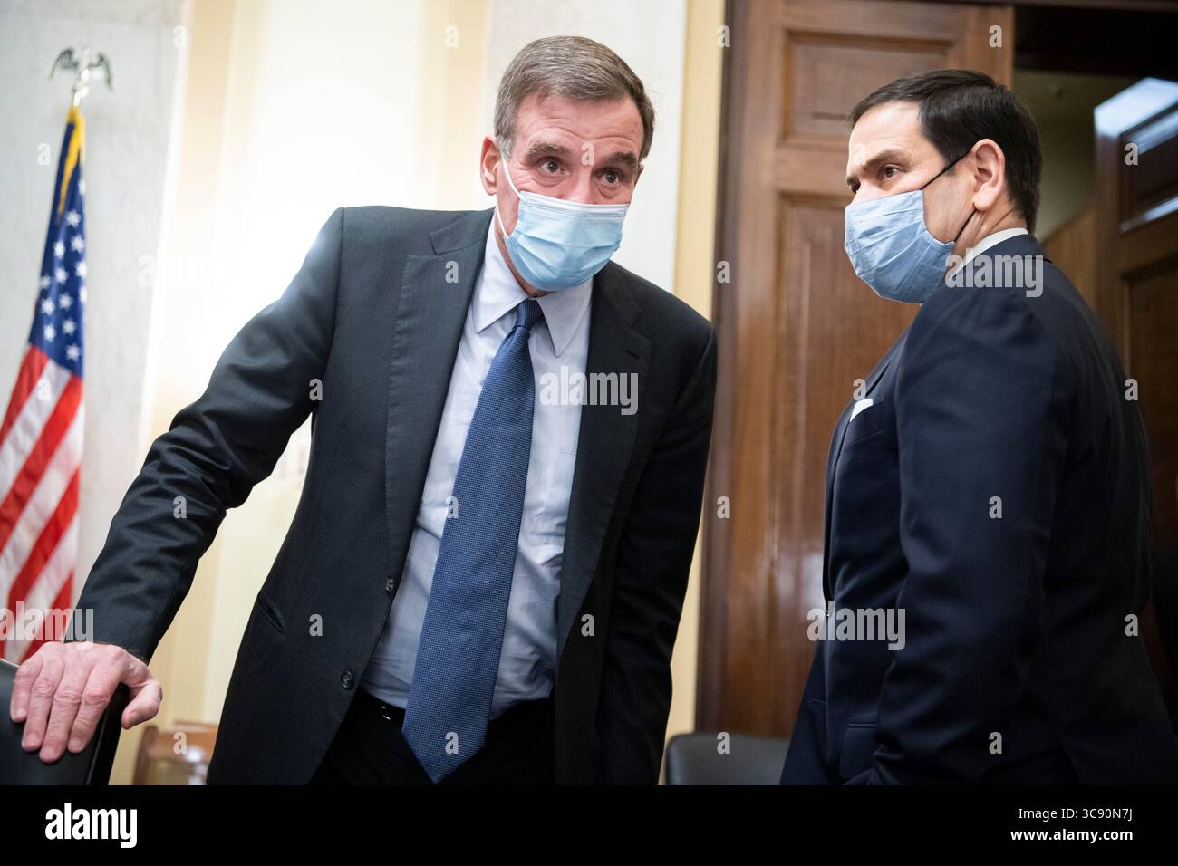 24 febbraio 2021, Washington, Distretto di Columbia, USA: Il senatore degli Stati Uniti Mark Warner (Democratico della Virginia), Presidente, Commissione di selezione del Senato degli Stati Uniti d'America sull'intelligence., a sinistra, e il senatore degli Stati Uniti Marco Rubio (Repubblicano della Florida), membro del ranking, Commissione di selezione del Senato sull'intelligence, arrivano per l'udienza di conferma del Comitato di selezione dell'Intelligence del Senato del Senato per William.Burns, candidato per il direttore della Central Intelligence Agency, nel Russell Senate Office Building di Capitol Hill a Washington, il 24 febbraio 2021 (immagine: © Tom Williams - piscina tramite CNP/CNP tramite cavo ZUMA) Foto Stock