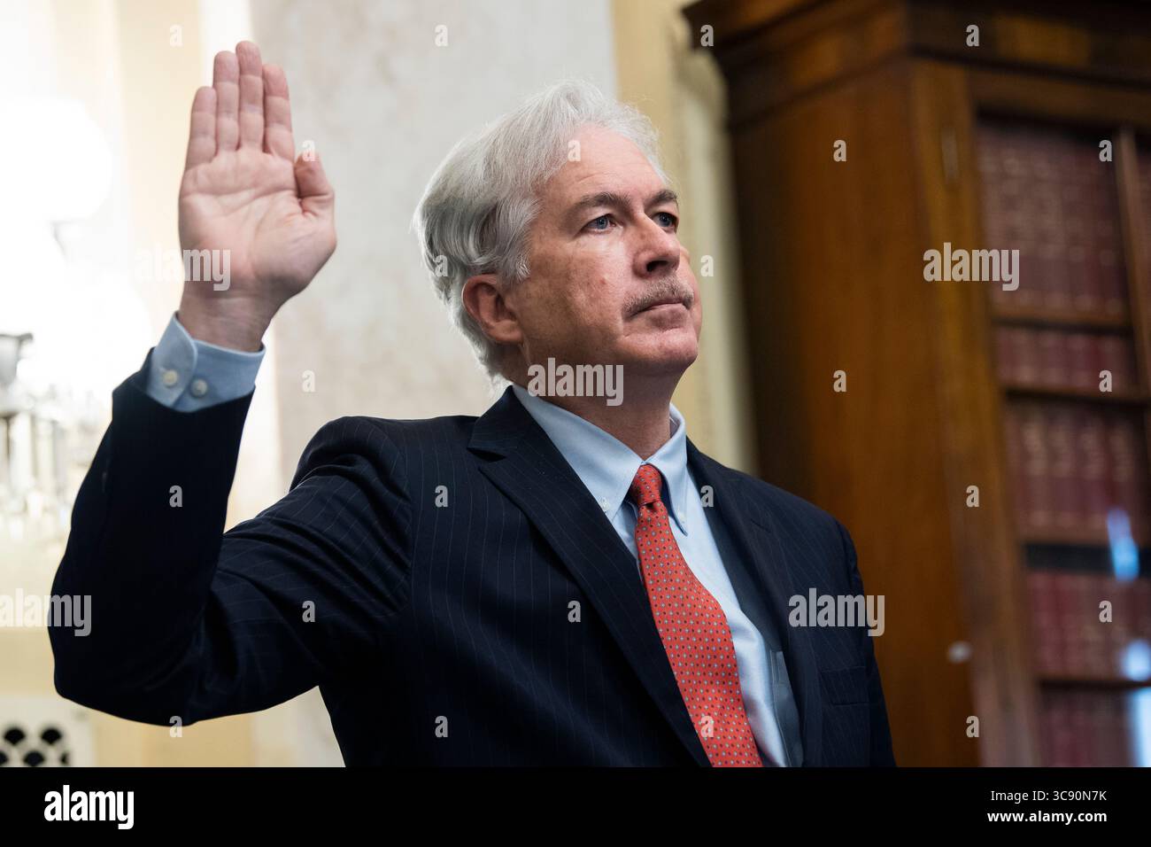 24 febbraio 2021, Washington, District of Columbia, USA: William Burns, candidato per il direttore della Central Intelligence Agency, ha giurato nella sua audizione di conferma del Senate Select Intelligence Committee presso il Russell Senate Office Building a Capitol Hill a Washington, D.C., mercoledì 24 febbraio 2021 (immagine di credito: © Tom Williams - Pool via CNP/CNP via ZUMA Wire) Foto Stock